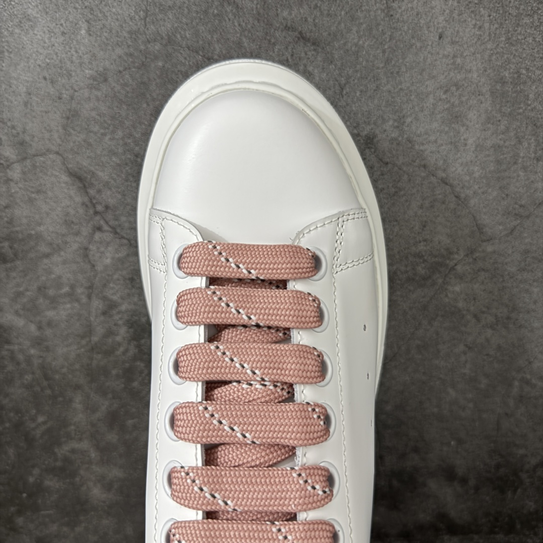 图片[5]-【HT纯原礼盒版】Alexander McQueen/亚历山大麦昆松糕鞋厚底增高小白鞋 红粉滴胶尾 全市场配色最齐(100+配色) 性价比最高 同价位品质无敌 进口丝绸亚光原版正品 水染羊皮内里 羊皮垫脚 回弹度到位 耐磨又舒适 鞋底厚4.5cm 全套原版包装 配件齐全 官方一致 凹凸定制正品原盒包装 右脚鞋舌嵌入防伪芯片装置 外盒鞋标官方二维码扫码+防伪芯片 尺码：35-39-选品中心