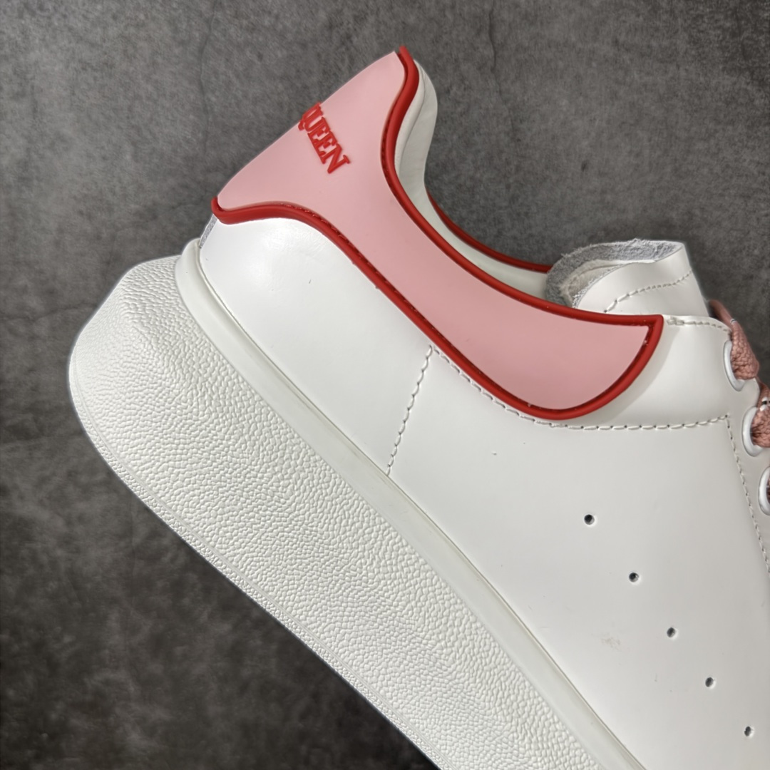 图片[7]-【HT纯原礼盒版】Alexander McQueen/亚历山大麦昆松糕鞋厚底增高小白鞋 红粉滴胶尾 全市场配色最齐(100+配色) 性价比最高 同价位品质无敌 进口丝绸亚光原版正品 水染羊皮内里 羊皮垫脚 回弹度到位 耐磨又舒适 鞋底厚4.5cm 全套原版包装 配件齐全 官方一致 凹凸定制正品原盒包装 右脚鞋舌嵌入防伪芯片装置 外盒鞋标官方二维码扫码+防伪芯片 尺码：35-39-选品中心