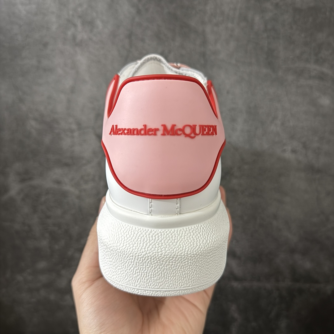 图片[4]-【HT纯原礼盒版】Alexander McQueen/亚历山大麦昆松糕鞋厚底增高小白鞋 红粉滴胶尾 全市场配色最齐(100+配色) 性价比最高 同价位品质无敌 进口丝绸亚光原版正品 水染羊皮内里 羊皮垫脚 回弹度到位 耐磨又舒适 鞋底厚4.5cm 全套原版包装 配件齐全 官方一致 凹凸定制正品原盒包装 右脚鞋舌嵌入防伪芯片装置 外盒鞋标官方二维码扫码+防伪芯片 尺码：35-39-选品中心