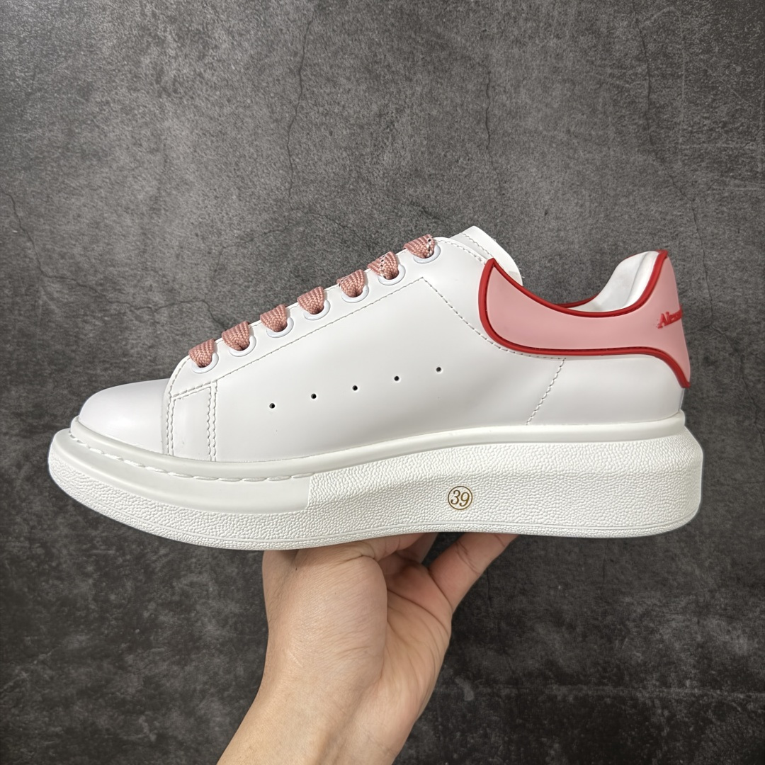 图片[2]-【HT纯原礼盒版】Alexander McQueen/亚历山大麦昆松糕鞋厚底增高小白鞋 红粉滴胶尾 全市场配色最齐(100+配色) 性价比最高 同价位品质无敌 进口丝绸亚光原版正品 水染羊皮内里 羊皮垫脚 回弹度到位 耐磨又舒适 鞋底厚4.5cm 全套原版包装 配件齐全 官方一致 凹凸定制正品原盒包装 右脚鞋舌嵌入防伪芯片装置 外盒鞋标官方二维码扫码+防伪芯片 尺码：35-39-选品中心