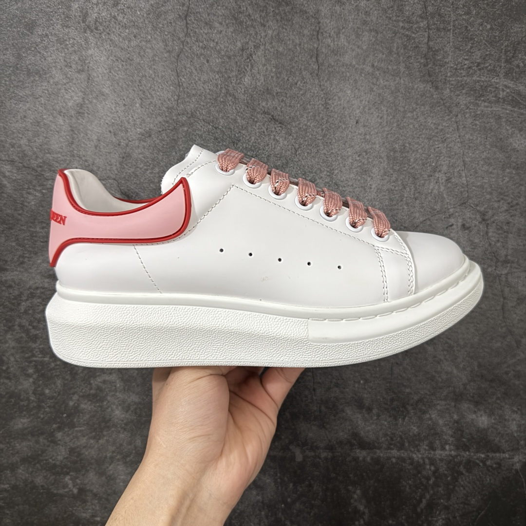 【HT纯原礼盒版】Alexander McQueen/亚历山大麦昆松糕鞋厚底增高小白鞋 红粉滴胶尾 全市场配色最齐(100+配色) 性价比最高 同价位品质无敌 进口丝绸亚光原版正品 水染羊皮内里 羊皮垫脚 回弹度到位 耐磨又舒适 鞋底厚4.5cm 全套原版包装 配件齐全 官方一致 凹凸定制正品原盒包装 右脚鞋舌嵌入防伪芯片装置 外盒鞋标官方二维码扫码+防伪芯片 尺码：35-39-选品中心