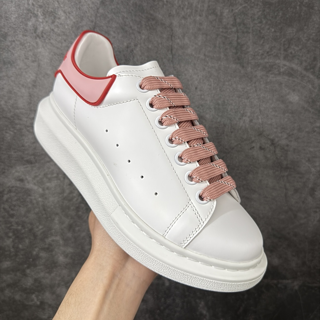 图片[3]-【HT纯原礼盒版】Alexander McQueen/亚历山大麦昆松糕鞋厚底增高小白鞋 红粉滴胶尾 全市场配色最齐(100+配色) 性价比最高 同价位品质无敌 进口丝绸亚光原版正品 水染羊皮内里 羊皮垫脚 回弹度到位 耐磨又舒适 鞋底厚4.5cm 全套原版包装 配件齐全 官方一致 凹凸定制正品原盒包装 右脚鞋舌嵌入防伪芯片装置 外盒鞋标官方二维码扫码+防伪芯片 尺码：35-39-选品中心