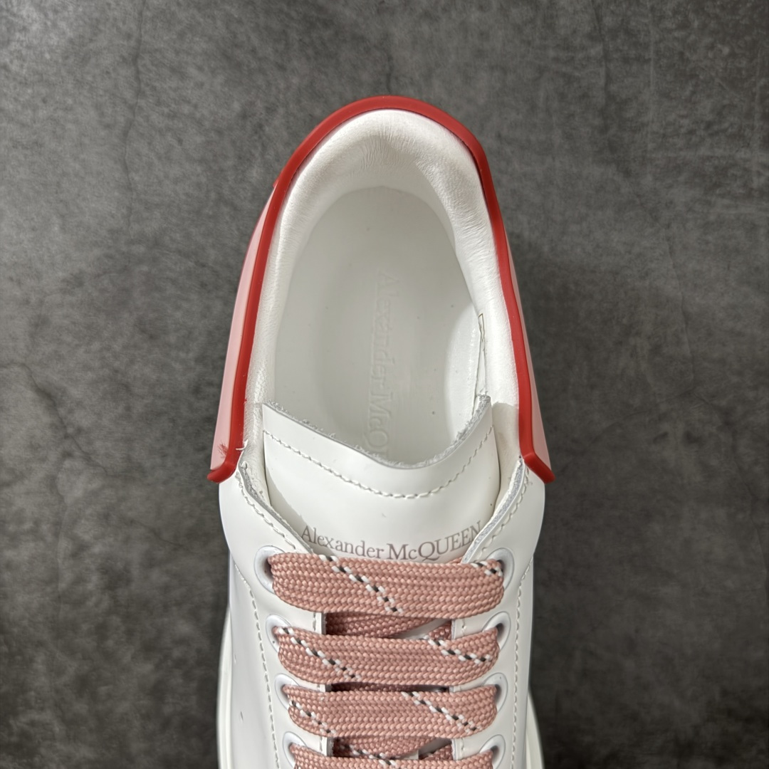 图片[8]-【HT纯原礼盒版】Alexander McQueen/亚历山大麦昆松糕鞋厚底增高小白鞋 红粉滴胶尾 全市场配色最齐(100+配色) 性价比最高 同价位品质无敌 进口丝绸亚光原版正品 水染羊皮内里 羊皮垫脚 回弹度到位 耐磨又舒适 鞋底厚4.5cm 全套原版包装 配件齐全 官方一致 凹凸定制正品原盒包装 右脚鞋舌嵌入防伪芯片装置 外盒鞋标官方二维码扫码+防伪芯片 尺码：35-39-选品中心
