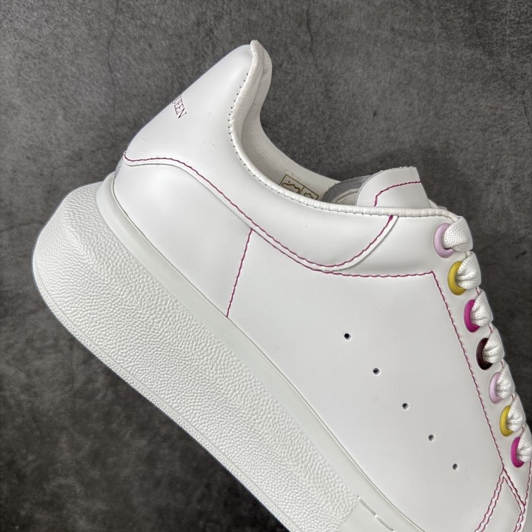 图片[7]-【HT纯原礼盒版】Alexander McQueen/亚历山大麦昆松糕鞋厚底增高小白鞋 彩虹扣 全市场配色最齐(100+配色) 性价比最高 同价位品质无敌 进口丝绸亚光原版正品 水染羊皮内里 羊皮垫脚 回弹度到位 耐磨又舒适 鞋底厚4.5cm 全套原版包装 配件齐全 官方一致 凹凸定制正品原盒包装 右脚鞋舌嵌入防伪芯片装置 外盒鞋标官方二维码扫码+防伪芯片 尺码：35-40-选品中心