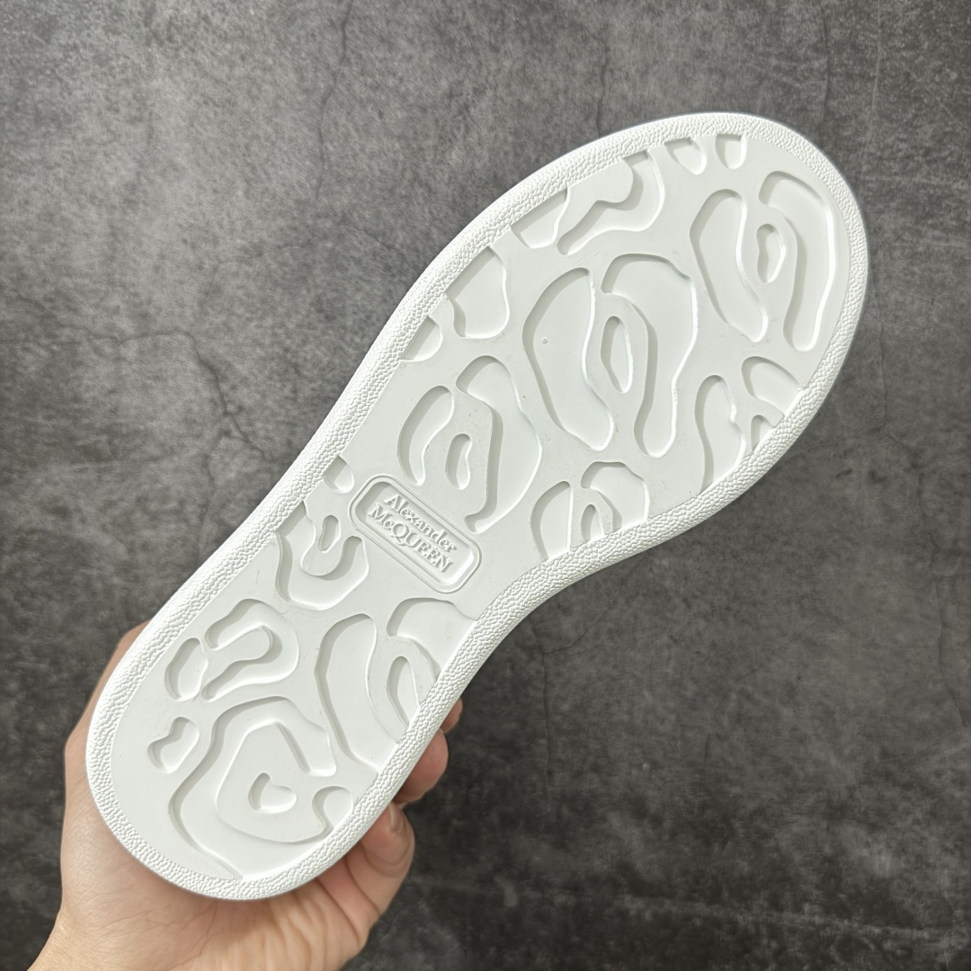 图片[9]-【HT纯原礼盒版】Alexander McQueen/亚历山大麦昆松糕鞋厚底增高小白鞋 彩虹扣 全市场配色最齐(100+配色) 性价比最高 同价位品质无敌 进口丝绸亚光原版正品 水染羊皮内里 羊皮垫脚 回弹度到位 耐磨又舒适 鞋底厚4.5cm 全套原版包装 配件齐全 官方一致 凹凸定制正品原盒包装 右脚鞋舌嵌入防伪芯片装置 外盒鞋标官方二维码扫码+防伪芯片 尺码：35-40-选品中心