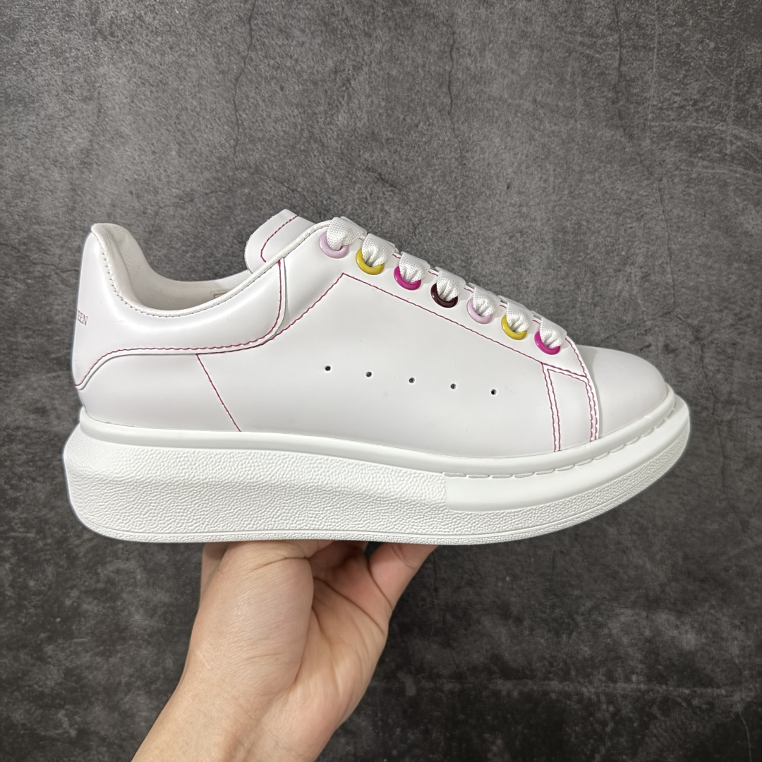 【HT纯原礼盒版】Alexander McQueen/亚历山大麦昆松糕鞋厚底增高小白鞋 彩虹扣 全市场配色最齐(100+配色) 性价比最高 同价位品质无敌 进口丝绸亚光原版正品 水染羊皮内里 羊皮垫脚 回弹度到位 耐磨又舒适 鞋底厚4.5cm 全套原版包装 配件齐全 官方一致 凹凸定制正品原盒包装 右脚鞋舌嵌入防伪芯片装置 外盒鞋标官方二维码扫码+防伪芯片 尺码：35-40-选品中心