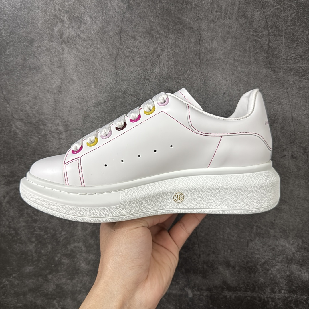 图片[2]-【HT纯原礼盒版】Alexander McQueen/亚历山大麦昆松糕鞋厚底增高小白鞋 彩虹扣 全市场配色最齐(100+配色) 性价比最高 同价位品质无敌 进口丝绸亚光原版正品 水染羊皮内里 羊皮垫脚 回弹度到位 耐磨又舒适 鞋底厚4.5cm 全套原版包装 配件齐全 官方一致 凹凸定制正品原盒包装 右脚鞋舌嵌入防伪芯片装置 外盒鞋标官方二维码扫码+防伪芯片 尺码：35-40-选品中心