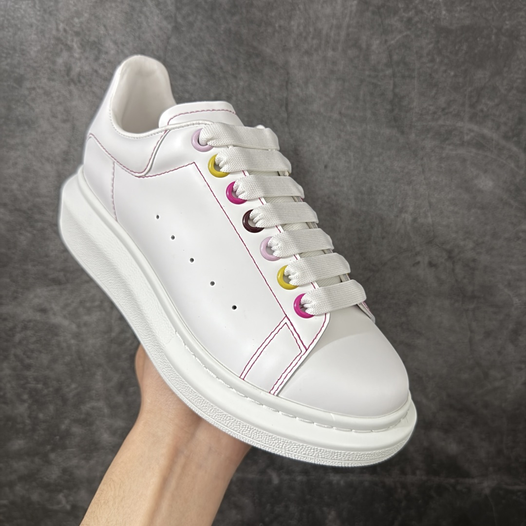 图片[3]-【HT纯原礼盒版】Alexander McQueen/亚历山大麦昆松糕鞋厚底增高小白鞋 彩虹扣 全市场配色最齐(100+配色) 性价比最高 同价位品质无敌 进口丝绸亚光原版正品 水染羊皮内里 羊皮垫脚 回弹度到位 耐磨又舒适 鞋底厚4.5cm 全套原版包装 配件齐全 官方一致 凹凸定制正品原盒包装 右脚鞋舌嵌入防伪芯片装置 外盒鞋标官方二维码扫码+防伪芯片 尺码：35-40-选品中心