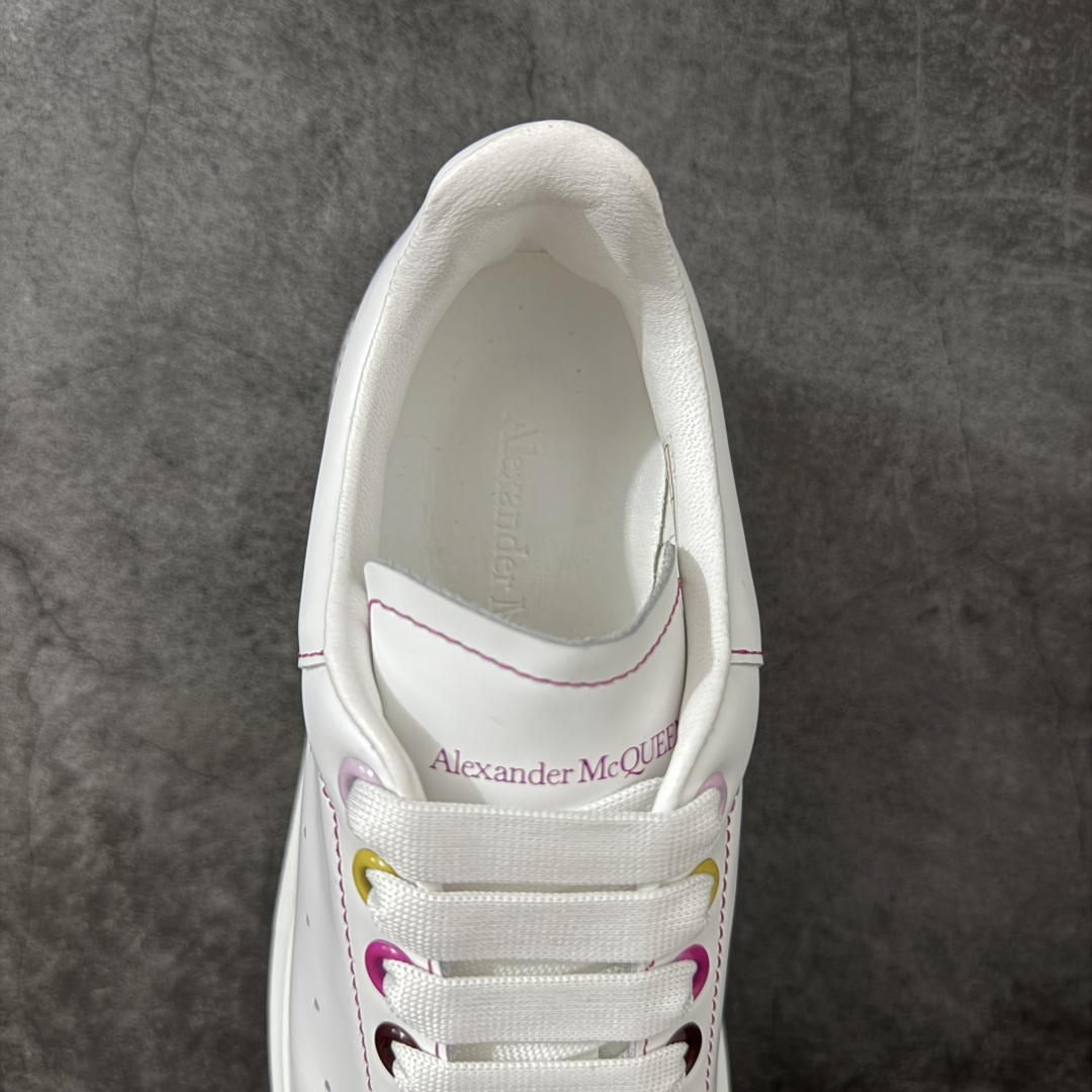 图片[8]-【HT纯原礼盒版】Alexander McQueen/亚历山大麦昆松糕鞋厚底增高小白鞋 彩虹扣 全市场配色最齐(100+配色) 性价比最高 同价位品质无敌 进口丝绸亚光原版正品 水染羊皮内里 羊皮垫脚 回弹度到位 耐磨又舒适 鞋底厚4.5cm 全套原版包装 配件齐全 官方一致 凹凸定制正品原盒包装 右脚鞋舌嵌入防伪芯片装置 外盒鞋标官方二维码扫码+防伪芯片 尺码：35-40-选品中心