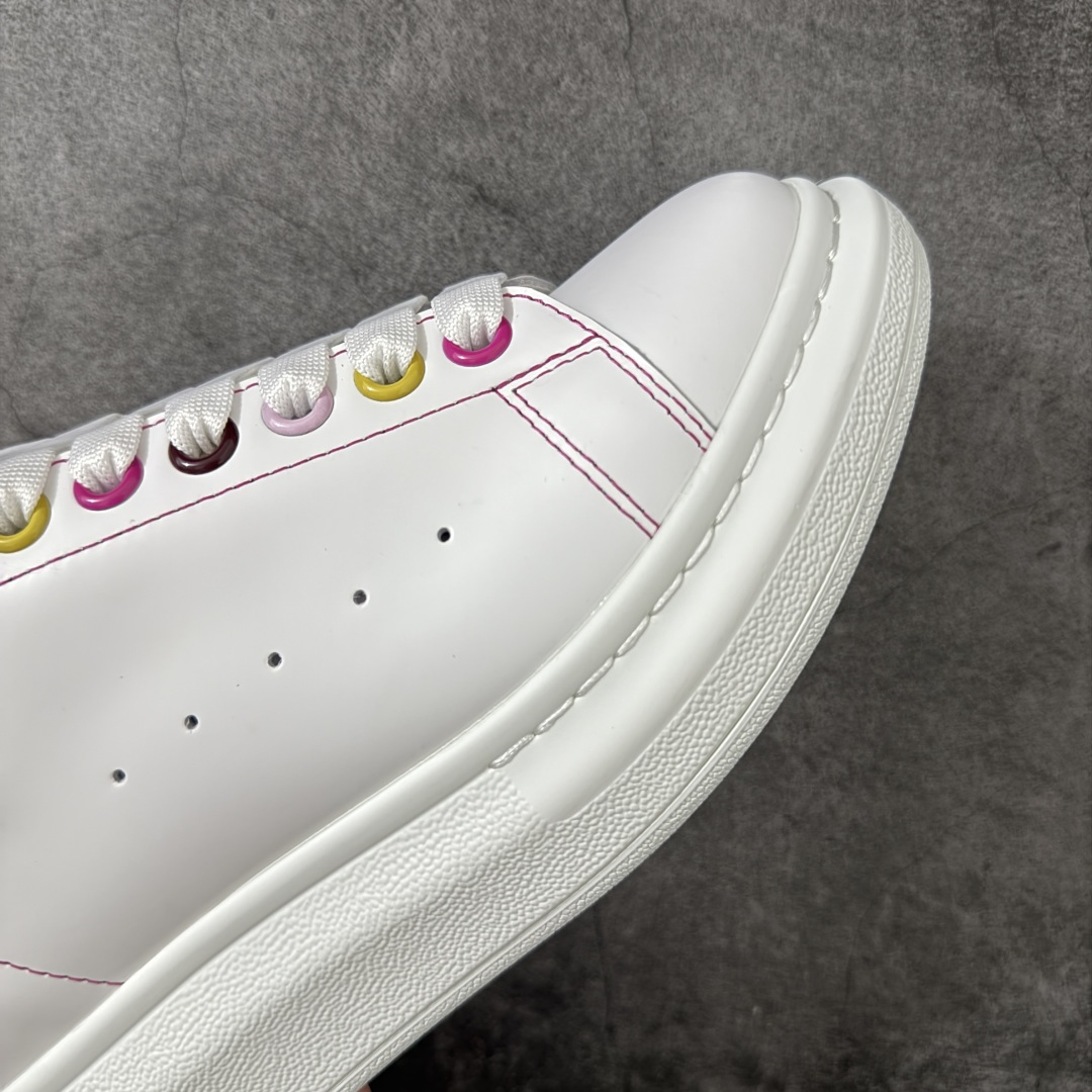 图片[6]-【HT纯原礼盒版】Alexander McQueen/亚历山大麦昆松糕鞋厚底增高小白鞋 彩虹扣 全市场配色最齐(100+配色) 性价比最高 同价位品质无敌 进口丝绸亚光原版正品 水染羊皮内里 羊皮垫脚 回弹度到位 耐磨又舒适 鞋底厚4.5cm 全套原版包装 配件齐全 官方一致 凹凸定制正品原盒包装 右脚鞋舌嵌入防伪芯片装置 外盒鞋标官方二维码扫码+防伪芯片 尺码：35-40-选品中心