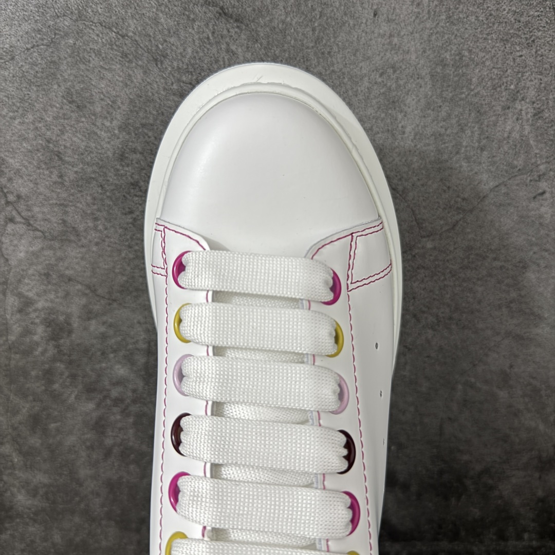 图片[5]-【HT纯原礼盒版】Alexander McQueen/亚历山大麦昆松糕鞋厚底增高小白鞋 彩虹扣 全市场配色最齐(100+配色) 性价比最高 同价位品质无敌 进口丝绸亚光原版正品 水染羊皮内里 羊皮垫脚 回弹度到位 耐磨又舒适 鞋底厚4.5cm 全套原版包装 配件齐全 官方一致 凹凸定制正品原盒包装 右脚鞋舌嵌入防伪芯片装置 外盒鞋标官方二维码扫码+防伪芯片 尺码：35-40-选品中心