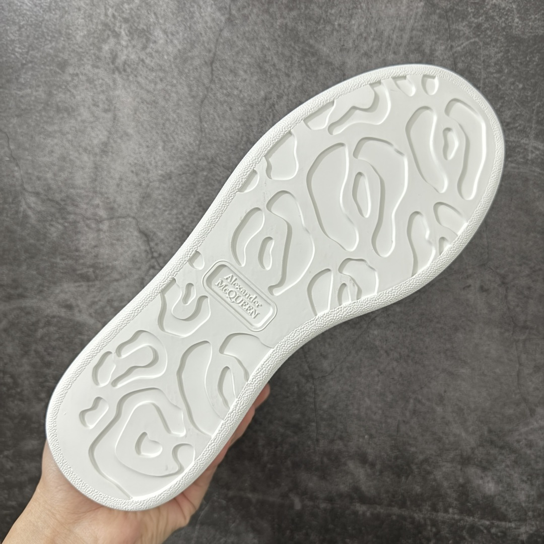 图片[9]-【HT纯原礼盒版】Alexander McQueen/亚历山大麦昆松糕鞋厚底增高小白鞋 黑象纹白底 全市场配色最齐(100+配色) 性价比最高 同价位品质无敌 进口丝绸亚光原版正品 水染羊皮内里 羊皮垫脚 回弹度到位 耐磨又舒适 鞋底厚4.5cm 全套原版包装 配件齐全 官方一致 凹凸定制正品原盒包装 右脚鞋舌嵌入防伪芯片装置 外盒鞋标官方二维码扫码+防伪芯片 尺码：40-45-选品中心