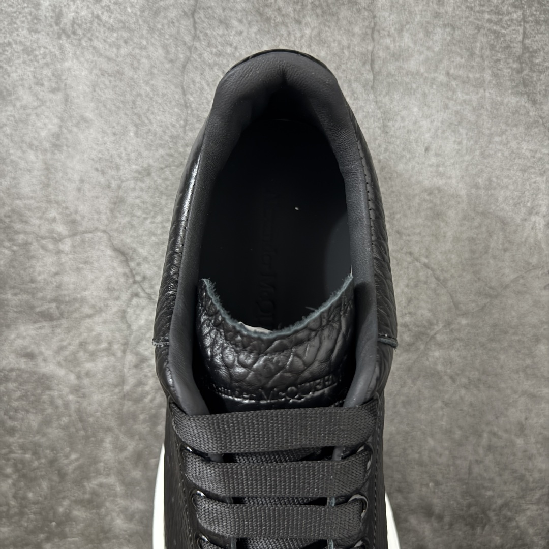 图片[8]-【HT纯原礼盒版】Alexander McQueen/亚历山大麦昆松糕鞋厚底增高小白鞋 黑象纹白底 全市场配色最齐(100+配色) 性价比最高 同价位品质无敌 进口丝绸亚光原版正品 水染羊皮内里 羊皮垫脚 回弹度到位 耐磨又舒适 鞋底厚4.5cm 全套原版包装 配件齐全 官方一致 凹凸定制正品原盒包装 右脚鞋舌嵌入防伪芯片装置 外盒鞋标官方二维码扫码+防伪芯片 尺码：40-45-选品中心