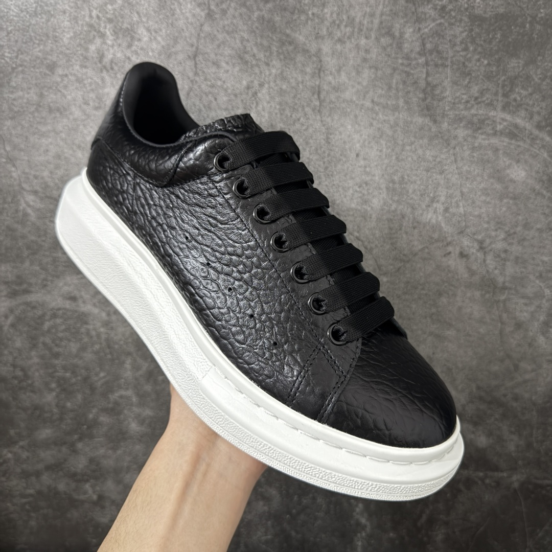 图片[3]-【HT纯原礼盒版】Alexander McQueen/亚历山大麦昆松糕鞋厚底增高小白鞋 黑象纹白底 全市场配色最齐(100+配色) 性价比最高 同价位品质无敌 进口丝绸亚光原版正品 水染羊皮内里 羊皮垫脚 回弹度到位 耐磨又舒适 鞋底厚4.5cm 全套原版包装 配件齐全 官方一致 凹凸定制正品原盒包装 右脚鞋舌嵌入防伪芯片装置 外盒鞋标官方二维码扫码+防伪芯片 尺码：40-45-选品中心