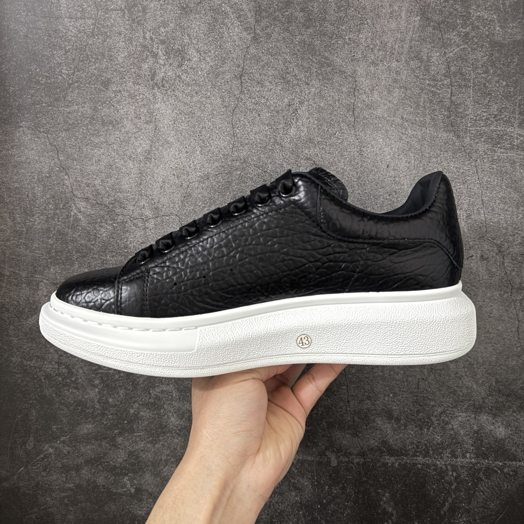 图片[2]-【HT纯原礼盒版】Alexander McQueen/亚历山大麦昆松糕鞋厚底增高小白鞋 黑象纹白底 全市场配色最齐(100+配色) 性价比最高 同价位品质无敌 进口丝绸亚光原版正品 水染羊皮内里 羊皮垫脚 回弹度到位 耐磨又舒适 鞋底厚4.5cm 全套原版包装 配件齐全 官方一致 凹凸定制正品原盒包装 右脚鞋舌嵌入防伪芯片装置 外盒鞋标官方二维码扫码+防伪芯片 尺码：40-45-选品中心