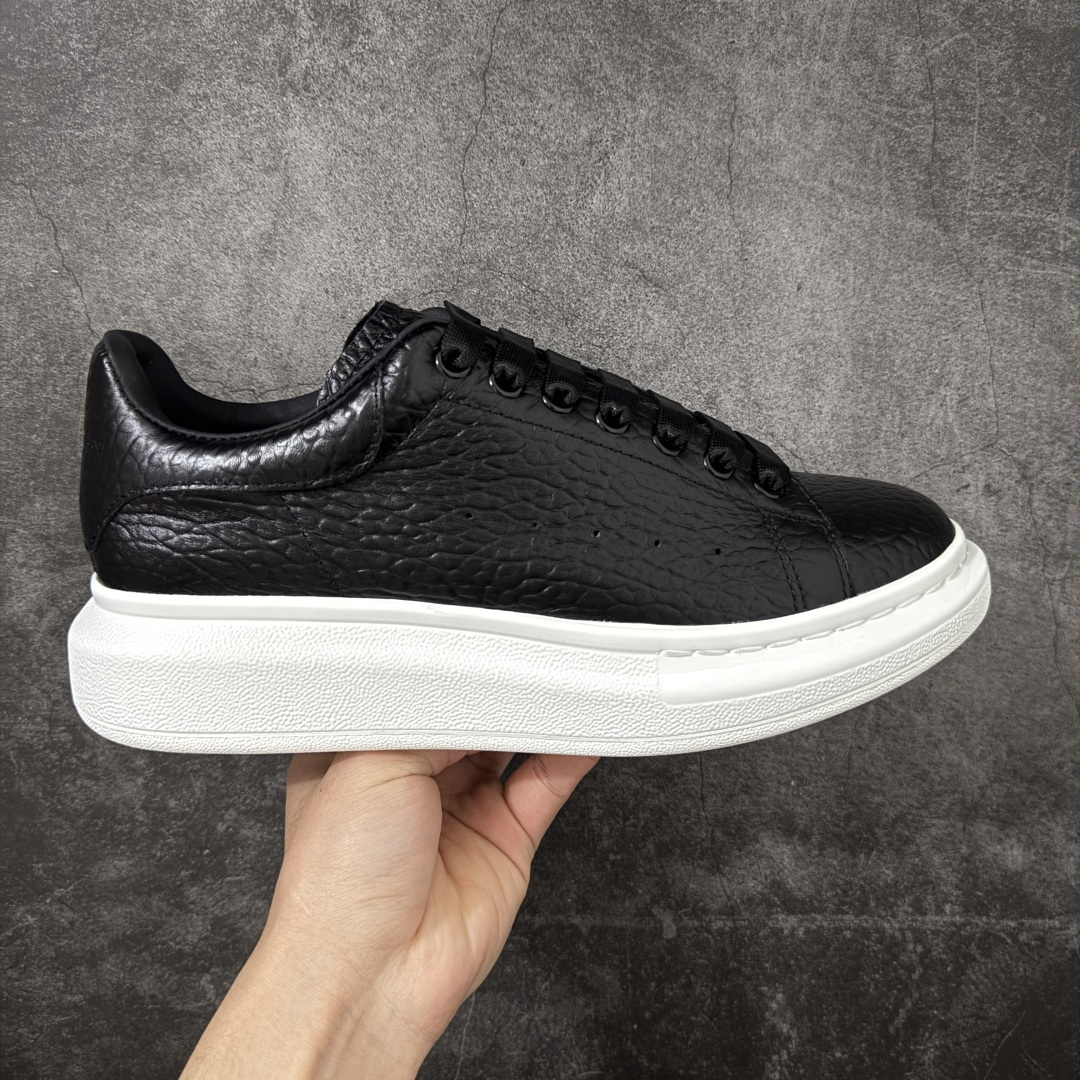 【HT纯原礼盒版】Alexander McQueen/亚历山大麦昆松糕鞋厚底增高小白鞋 黑象纹白底 全市场配色最齐(100+配色) 性价比最高 同价位品质无敌 进口丝绸亚光原版正品 水染羊皮内里 羊皮垫脚 回弹度到位 耐磨又舒适 鞋底厚4.5cm 全套原版包装 配件齐全 官方一致 凹凸定制正品原盒包装 右脚鞋舌嵌入防伪芯片装置 外盒鞋标官方二维码扫码+防伪芯片 尺码：40-45-选品中心