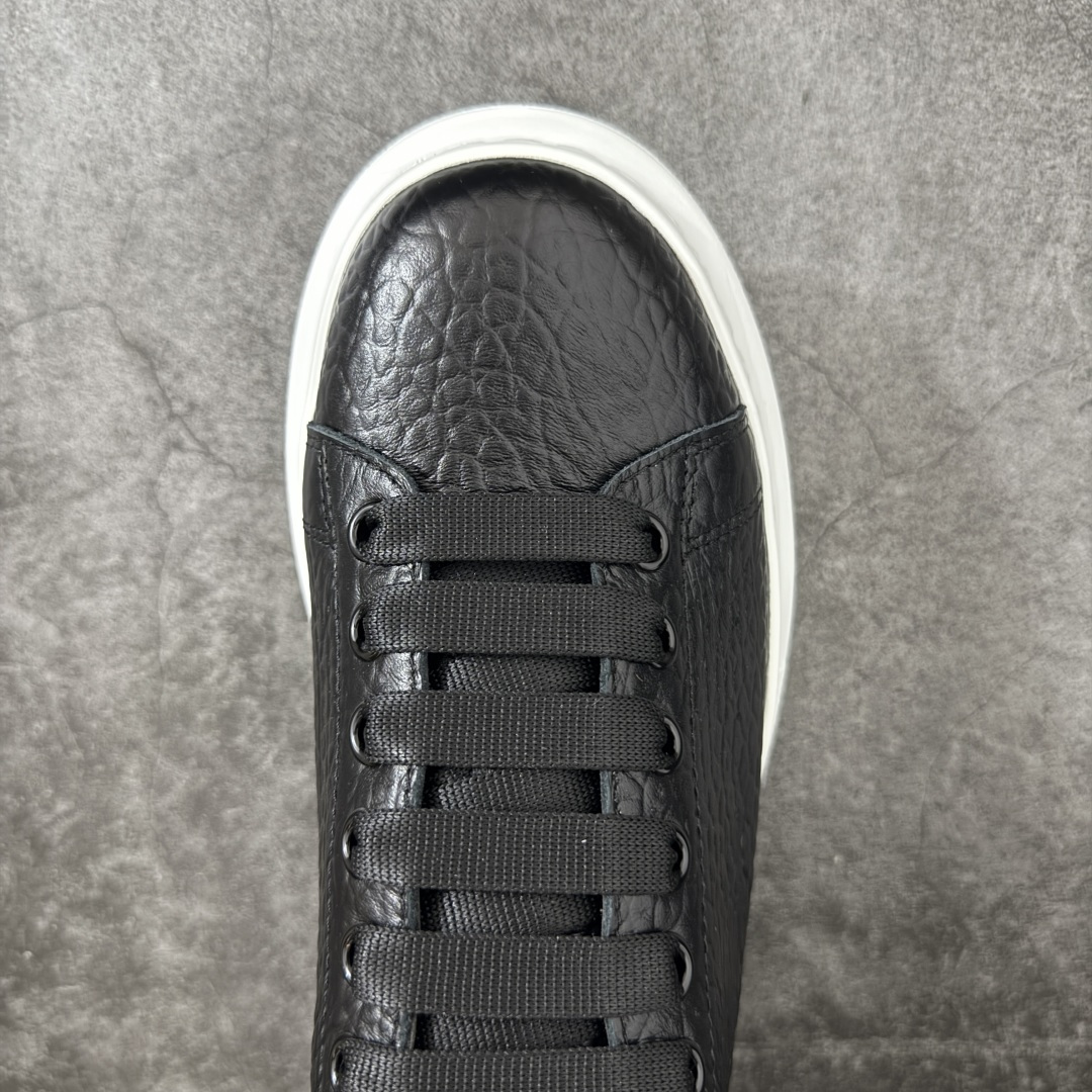 图片[5]-【HT纯原礼盒版】Alexander McQueen/亚历山大麦昆松糕鞋厚底增高小白鞋 黑象纹白底 全市场配色最齐(100+配色) 性价比最高 同价位品质无敌 进口丝绸亚光原版正品 水染羊皮内里 羊皮垫脚 回弹度到位 耐磨又舒适 鞋底厚4.5cm 全套原版包装 配件齐全 官方一致 凹凸定制正品原盒包装 右脚鞋舌嵌入防伪芯片装置 外盒鞋标官方二维码扫码+防伪芯片 尺码：40-45-选品中心