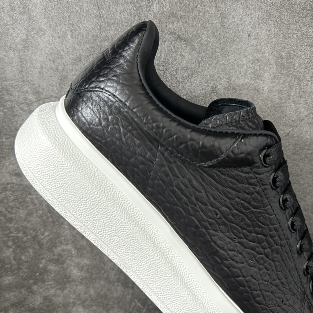 图片[7]-【HT纯原礼盒版】Alexander McQueen/亚历山大麦昆松糕鞋厚底增高小白鞋 黑象纹白底 全市场配色最齐(100+配色) 性价比最高 同价位品质无敌 进口丝绸亚光原版正品 水染羊皮内里 羊皮垫脚 回弹度到位 耐磨又舒适 鞋底厚4.5cm 全套原版包装 配件齐全 官方一致 凹凸定制正品原盒包装 右脚鞋舌嵌入防伪芯片装置 外盒鞋标官方二维码扫码+防伪芯片 尺码：40-45-选品中心