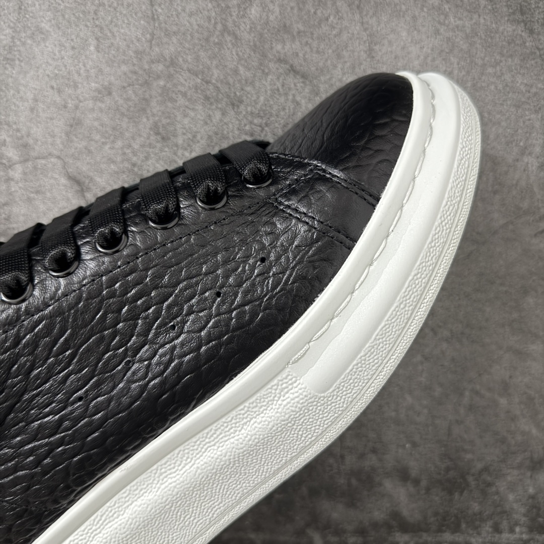 图片[6]-【HT纯原礼盒版】Alexander McQueen/亚历山大麦昆松糕鞋厚底增高小白鞋 黑象纹白底 全市场配色最齐(100+配色) 性价比最高 同价位品质无敌 进口丝绸亚光原版正品 水染羊皮内里 羊皮垫脚 回弹度到位 耐磨又舒适 鞋底厚4.5cm 全套原版包装 配件齐全 官方一致 凹凸定制正品原盒包装 右脚鞋舌嵌入防伪芯片装置 外盒鞋标官方二维码扫码+防伪芯片 尺码：40-45-选品中心