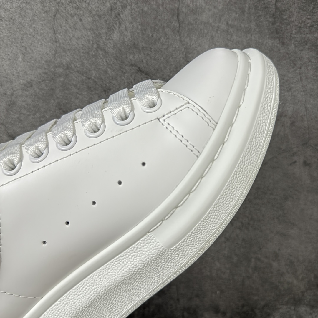 图片[6]-【HT纯原礼盒版】Alexander McQueen/亚历山大麦昆松糕鞋厚底增高小白鞋 瓷白钻尾 全市场配色最齐(100+配色) 性价比最高 同价位品质无敌 进口丝绸亚光原版正品 水染羊皮内里 羊皮垫脚 回弹度到位 耐磨又舒适 鞋底厚4.5cm 全套原版包装 配件齐全 官方一致 凹凸定制正品原盒包装 右脚鞋舌嵌入防伪芯片装置 外盒鞋标官方二维码扫码+防伪芯片 尺码：35-40-选品中心