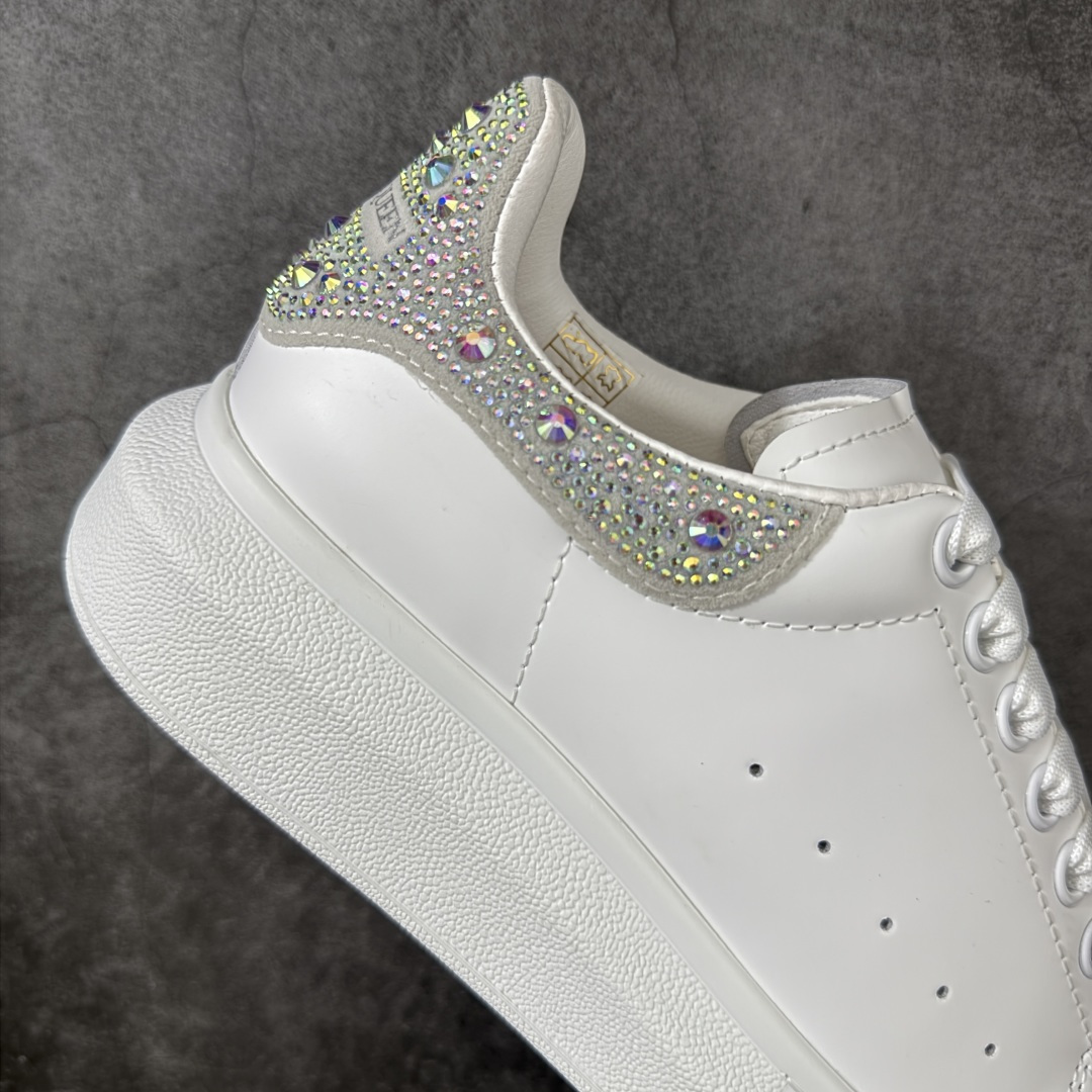 图片[7]-【HT纯原礼盒版】Alexander McQueen/亚历山大麦昆松糕鞋厚底增高小白鞋 瓷白钻尾 全市场配色最齐(100+配色) 性价比最高 同价位品质无敌 进口丝绸亚光原版正品 水染羊皮内里 羊皮垫脚 回弹度到位 耐磨又舒适 鞋底厚4.5cm 全套原版包装 配件齐全 官方一致 凹凸定制正品原盒包装 右脚鞋舌嵌入防伪芯片装置 外盒鞋标官方二维码扫码+防伪芯片 尺码：35-40-选品中心