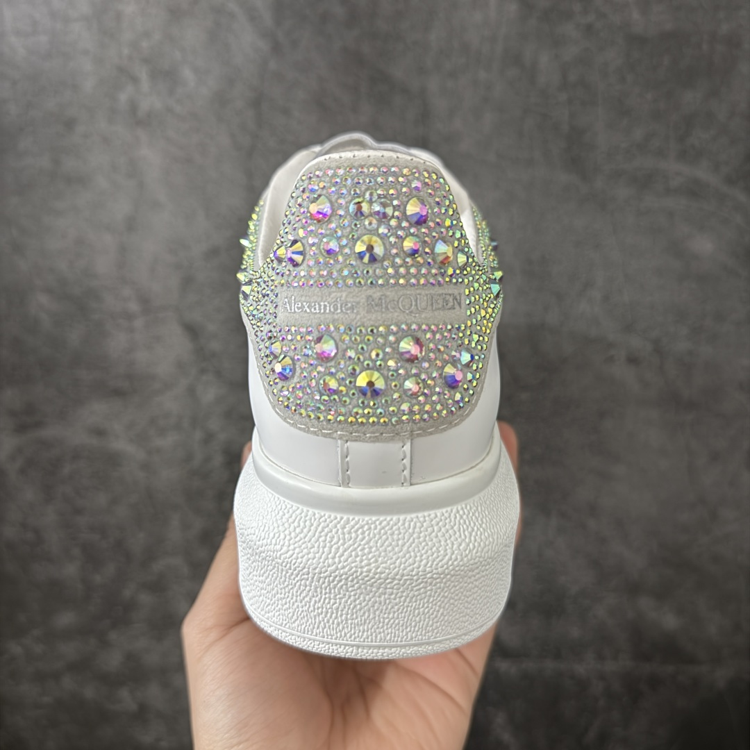 图片[4]-【HT纯原礼盒版】Alexander McQueen/亚历山大麦昆松糕鞋厚底增高小白鞋 瓷白钻尾 全市场配色最齐(100+配色) 性价比最高 同价位品质无敌 进口丝绸亚光原版正品 水染羊皮内里 羊皮垫脚 回弹度到位 耐磨又舒适 鞋底厚4.5cm 全套原版包装 配件齐全 官方一致 凹凸定制正品原盒包装 右脚鞋舌嵌入防伪芯片装置 外盒鞋标官方二维码扫码+防伪芯片 尺码：35-40-选品中心