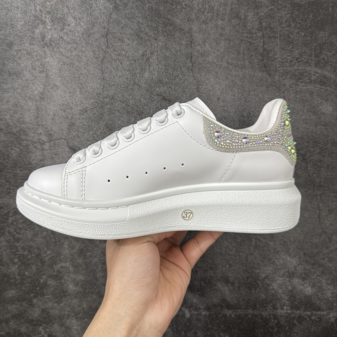 图片[2]-【HT纯原礼盒版】Alexander McQueen/亚历山大麦昆松糕鞋厚底增高小白鞋 瓷白钻尾 全市场配色最齐(100+配色) 性价比最高 同价位品质无敌 进口丝绸亚光原版正品 水染羊皮内里 羊皮垫脚 回弹度到位 耐磨又舒适 鞋底厚4.5cm 全套原版包装 配件齐全 官方一致 凹凸定制正品原盒包装 右脚鞋舌嵌入防伪芯片装置 外盒鞋标官方二维码扫码+防伪芯片 尺码：35-40-选品中心