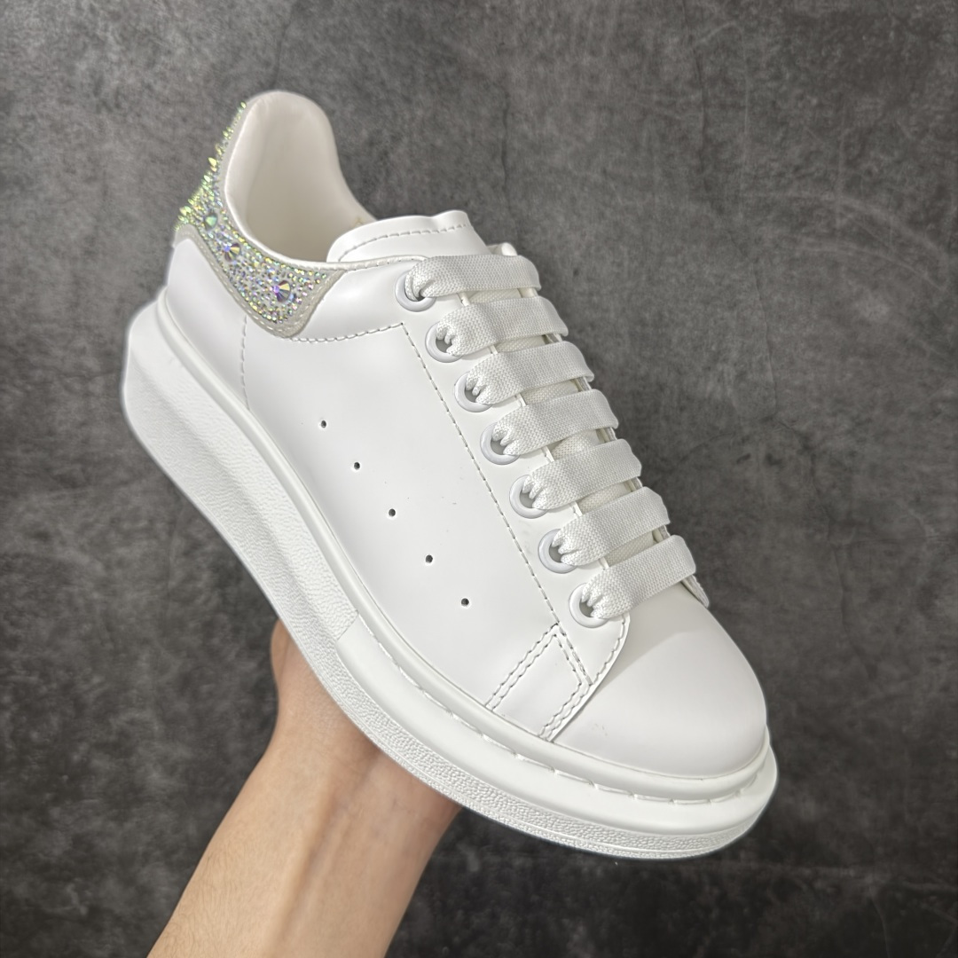 图片[3]-【HT纯原礼盒版】Alexander McQueen/亚历山大麦昆松糕鞋厚底增高小白鞋 瓷白钻尾 全市场配色最齐(100+配色) 性价比最高 同价位品质无敌 进口丝绸亚光原版正品 水染羊皮内里 羊皮垫脚 回弹度到位 耐磨又舒适 鞋底厚4.5cm 全套原版包装 配件齐全 官方一致 凹凸定制正品原盒包装 右脚鞋舌嵌入防伪芯片装置 外盒鞋标官方二维码扫码+防伪芯片 尺码：35-40-选品中心