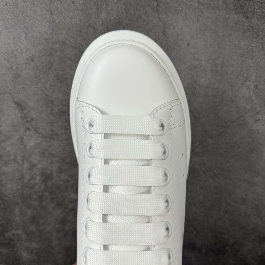 图片[5]-【HT纯原礼盒版】Alexander McQueen/亚历山大麦昆松糕鞋厚底增高小白鞋 瓷白钻尾 全市场配色最齐(100+配色) 性价比最高 同价位品质无敌 进口丝绸亚光原版正品 水染羊皮内里 羊皮垫脚 回弹度到位 耐磨又舒适 鞋底厚4.5cm 全套原版包装 配件齐全 官方一致 凹凸定制正品原盒包装 右脚鞋舌嵌入防伪芯片装置 外盒鞋标官方二维码扫码+防伪芯片 尺码：35-40-选品中心