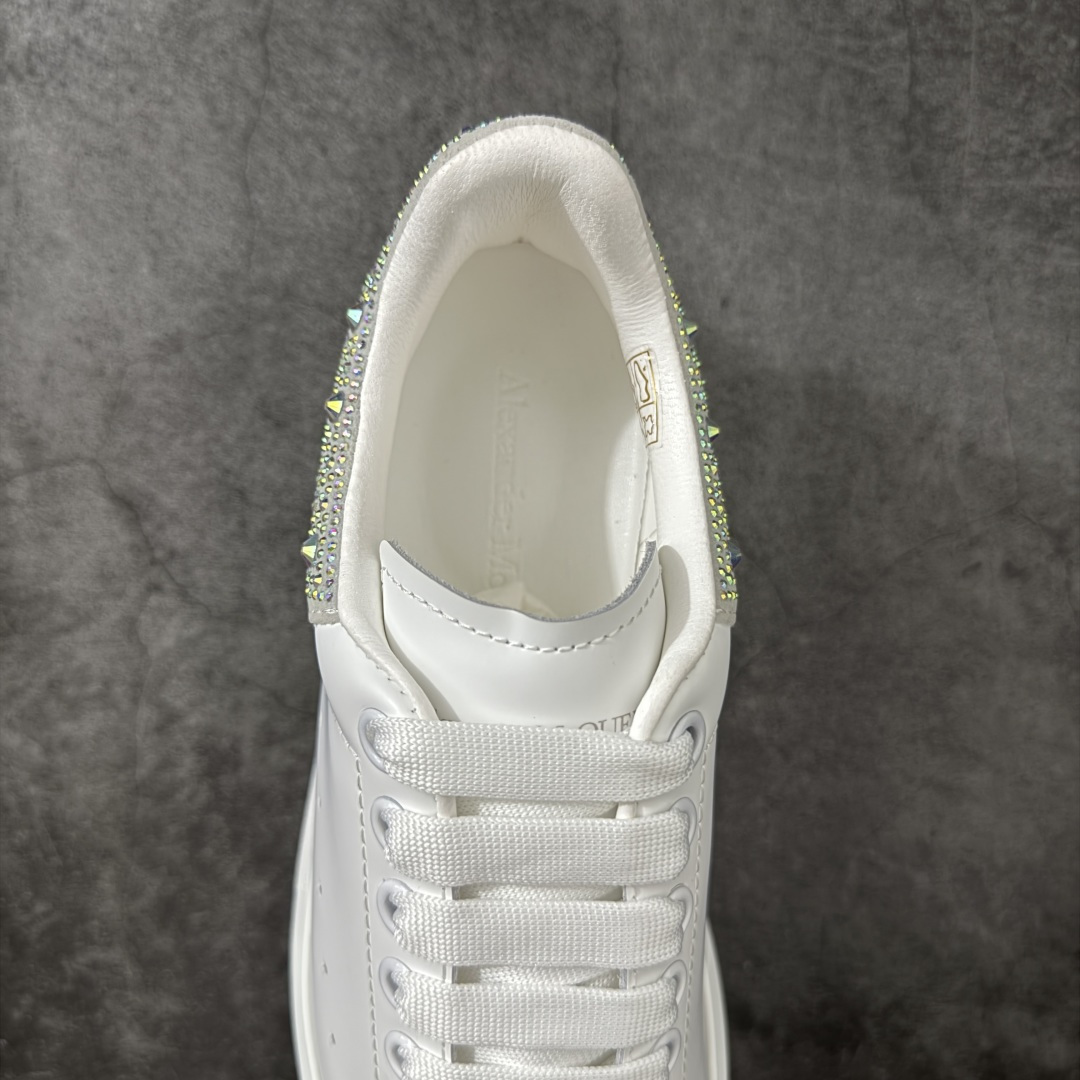 图片[8]-【HT纯原礼盒版】Alexander McQueen/亚历山大麦昆松糕鞋厚底增高小白鞋 瓷白钻尾 全市场配色最齐(100+配色) 性价比最高 同价位品质无敌 进口丝绸亚光原版正品 水染羊皮内里 羊皮垫脚 回弹度到位 耐磨又舒适 鞋底厚4.5cm 全套原版包装 配件齐全 官方一致 凹凸定制正品原盒包装 右脚鞋舌嵌入防伪芯片装置 外盒鞋标官方二维码扫码+防伪芯片 尺码：35-40-选品中心