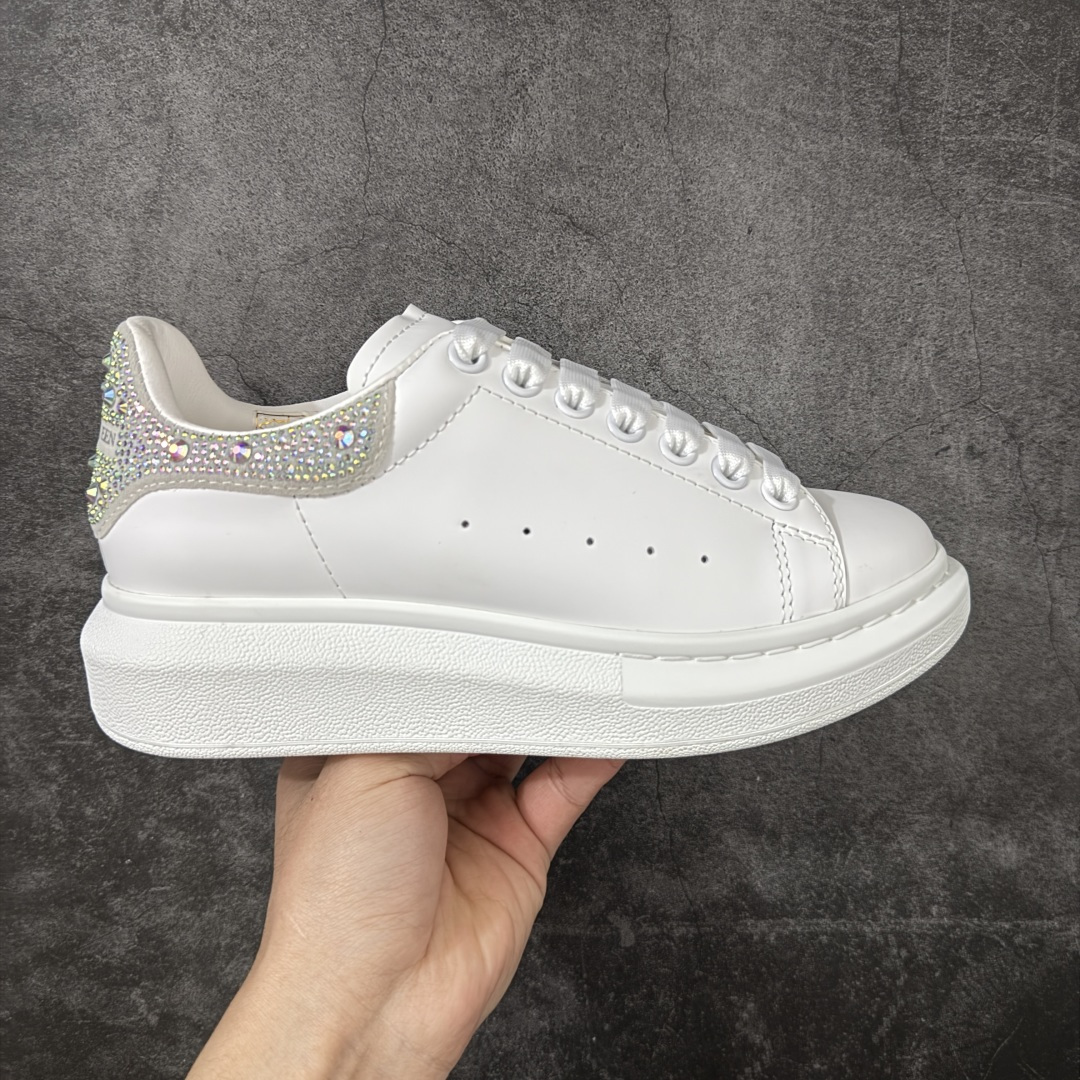 【HT纯原礼盒版】Alexander McQueen/亚历山大麦昆松糕鞋厚底增高小白鞋 瓷白钻尾 全市场配色最齐(100+配色) 性价比最高 同价位品质无敌 进口丝绸亚光原版正品 水染羊皮内里 羊皮垫脚 回弹度到位 耐磨又舒适 鞋底厚4.5cm 全套原版包装 配件齐全 官方一致 凹凸定制正品原盒包装 右脚鞋舌嵌入防伪芯片装置 外盒鞋标官方二维码扫码+防伪芯片 尺码：35-40-选品中心