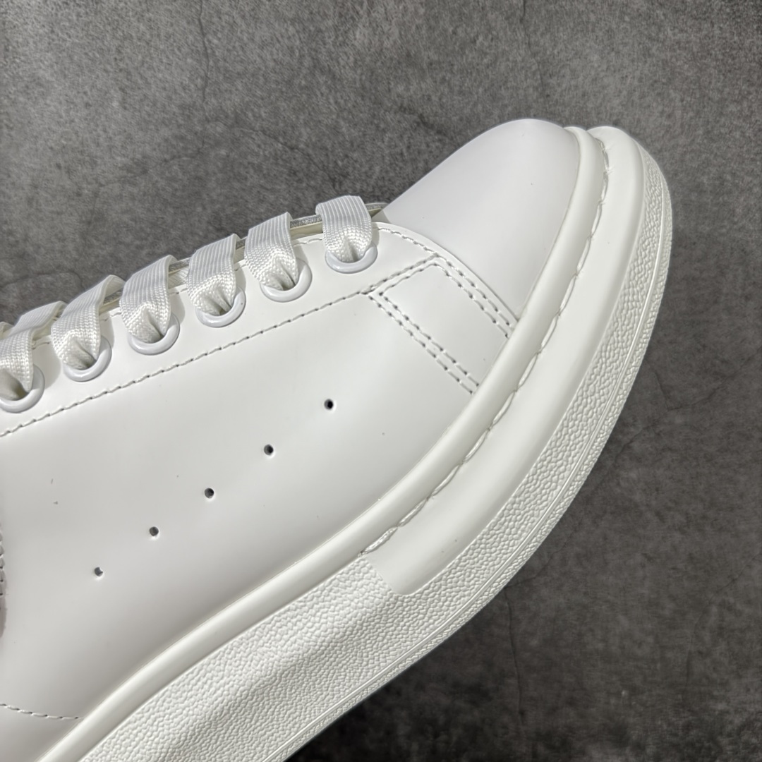 图片[6]-【HT纯原礼盒版】Alexander McQueen/亚历山大麦昆松糕鞋厚底增高小白鞋 玫瑰钻尾 全市场配色最齐(100+配色) 性价比最高 同价位品质无敌 进口丝绸亚光原版正品 水染羊皮内里 羊皮垫脚 回弹度到位 耐磨又舒适 鞋底厚4.5cm 全套原版包装 配件齐全 官方一致 凹凸定制正品原盒包装 右脚鞋舌嵌入防伪芯片装置 外盒鞋标官方二维码扫码+防伪芯片 尺码：35-40-选品中心