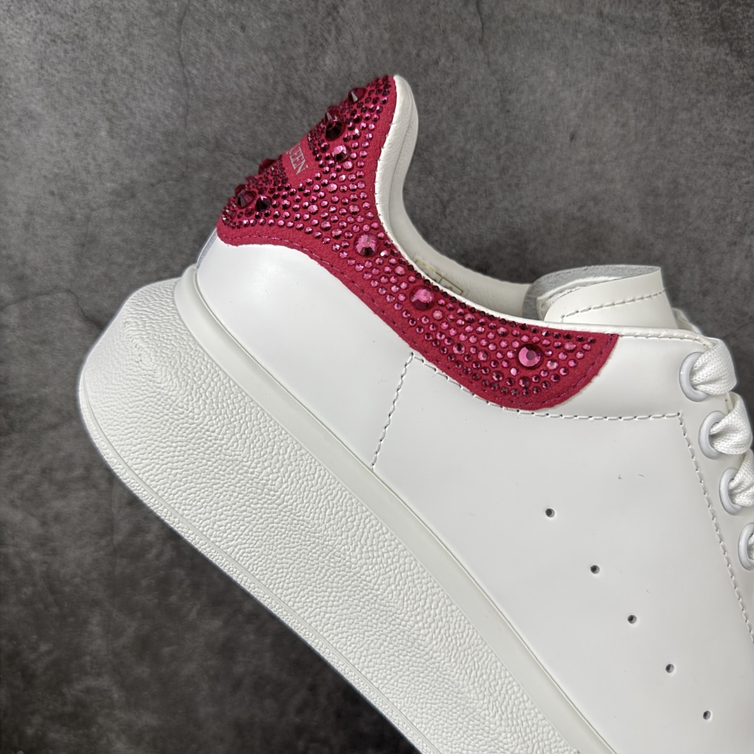 图片[7]-【HT纯原礼盒版】Alexander McQueen/亚历山大麦昆松糕鞋厚底增高小白鞋 玫瑰钻尾 全市场配色最齐(100+配色) 性价比最高 同价位品质无敌 进口丝绸亚光原版正品 水染羊皮内里 羊皮垫脚 回弹度到位 耐磨又舒适 鞋底厚4.5cm 全套原版包装 配件齐全 官方一致 凹凸定制正品原盒包装 右脚鞋舌嵌入防伪芯片装置 外盒鞋标官方二维码扫码+防伪芯片 尺码：35-40-选品中心