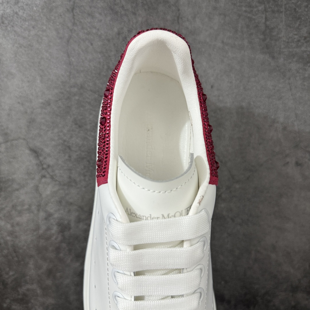 图片[8]-【HT纯原礼盒版】Alexander McQueen/亚历山大麦昆松糕鞋厚底增高小白鞋 玫瑰钻尾 全市场配色最齐(100+配色) 性价比最高 同价位品质无敌 进口丝绸亚光原版正品 水染羊皮内里 羊皮垫脚 回弹度到位 耐磨又舒适 鞋底厚4.5cm 全套原版包装 配件齐全 官方一致 凹凸定制正品原盒包装 右脚鞋舌嵌入防伪芯片装置 外盒鞋标官方二维码扫码+防伪芯片 尺码：35-40-选品中心
