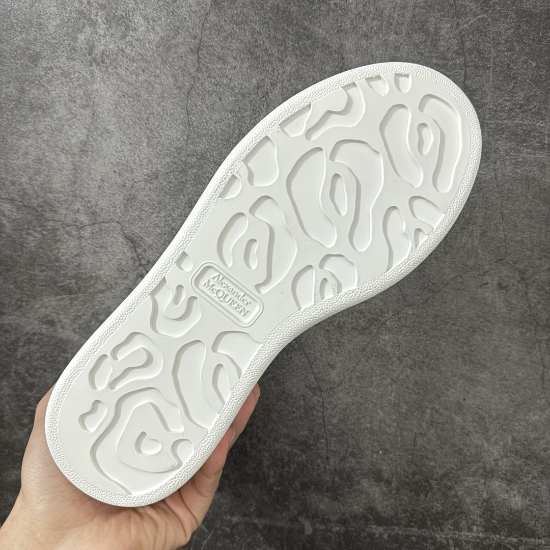 图片[9]-【HT纯原礼盒版】Alexander McQueen/亚历山大麦昆松糕鞋厚底增高小白鞋 玫瑰钻尾 全市场配色最齐(100+配色) 性价比最高 同价位品质无敌 进口丝绸亚光原版正品 水染羊皮内里 羊皮垫脚 回弹度到位 耐磨又舒适 鞋底厚4.5cm 全套原版包装 配件齐全 官方一致 凹凸定制正品原盒包装 右脚鞋舌嵌入防伪芯片装置 外盒鞋标官方二维码扫码+防伪芯片 尺码：35-40-选品中心