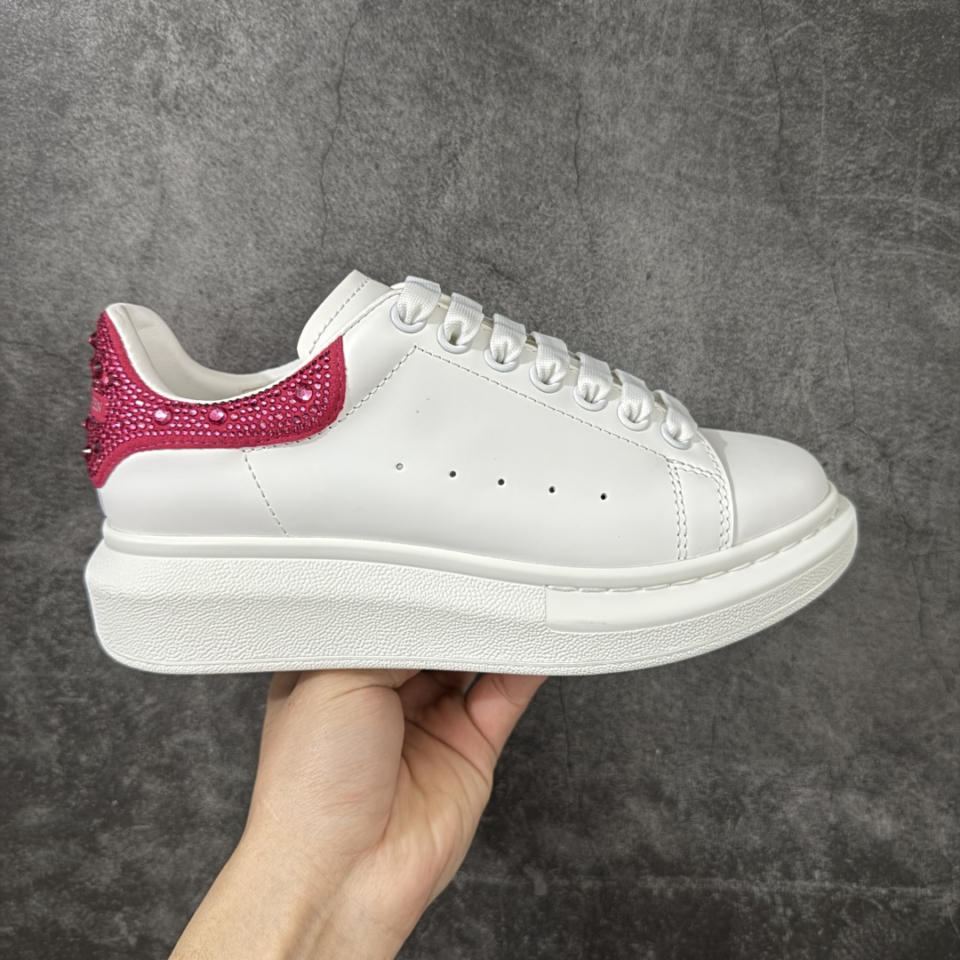 【HT纯原礼盒版】Alexander McQueen/亚历山大麦昆松糕鞋厚底增高小白鞋 玫瑰钻尾 全市场配色最齐(100+配色) 性价比最高 同价位品质无敌 进口丝绸亚光原版正品 水染羊皮内里 羊皮垫脚 回弹度到位 耐磨又舒适 鞋底厚4.5cm 全套原版包装 配件齐全 官方一致 凹凸定制正品原盒包装 右脚鞋舌嵌入防伪芯片装置 外盒鞋标官方二维码扫码+防伪芯片 尺码：35-40-选品中心