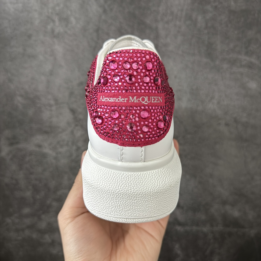 图片[4]-【HT纯原礼盒版】Alexander McQueen/亚历山大麦昆松糕鞋厚底增高小白鞋 玫瑰钻尾 全市场配色最齐(100+配色) 性价比最高 同价位品质无敌 进口丝绸亚光原版正品 水染羊皮内里 羊皮垫脚 回弹度到位 耐磨又舒适 鞋底厚4.5cm 全套原版包装 配件齐全 官方一致 凹凸定制正品原盒包装 右脚鞋舌嵌入防伪芯片装置 外盒鞋标官方二维码扫码+防伪芯片 尺码：35-40-选品中心