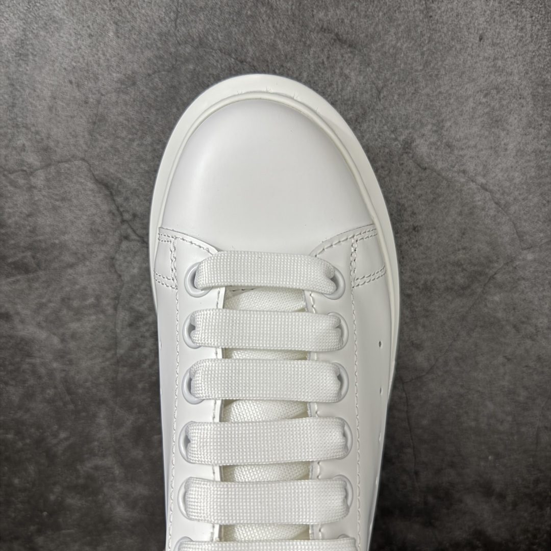 图片[5]-【HT纯原礼盒版】Alexander McQueen/亚历山大麦昆松糕鞋厚底增高小白鞋 玫瑰钻尾 全市场配色最齐(100+配色) 性价比最高 同价位品质无敌 进口丝绸亚光原版正品 水染羊皮内里 羊皮垫脚 回弹度到位 耐磨又舒适 鞋底厚4.5cm 全套原版包装 配件齐全 官方一致 凹凸定制正品原盒包装 右脚鞋舌嵌入防伪芯片装置 外盒鞋标官方二维码扫码+防伪芯片 尺码：35-40-选品中心