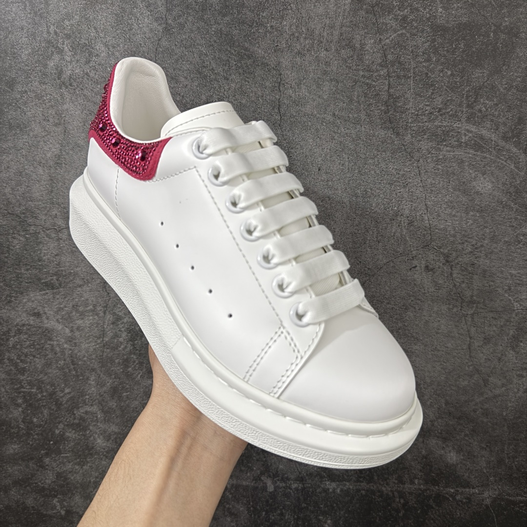 图片[3]-【HT纯原礼盒版】Alexander McQueen/亚历山大麦昆松糕鞋厚底增高小白鞋 玫瑰钻尾 全市场配色最齐(100+配色) 性价比最高 同价位品质无敌 进口丝绸亚光原版正品 水染羊皮内里 羊皮垫脚 回弹度到位 耐磨又舒适 鞋底厚4.5cm 全套原版包装 配件齐全 官方一致 凹凸定制正品原盒包装 右脚鞋舌嵌入防伪芯片装置 外盒鞋标官方二维码扫码+防伪芯片 尺码：35-40-选品中心