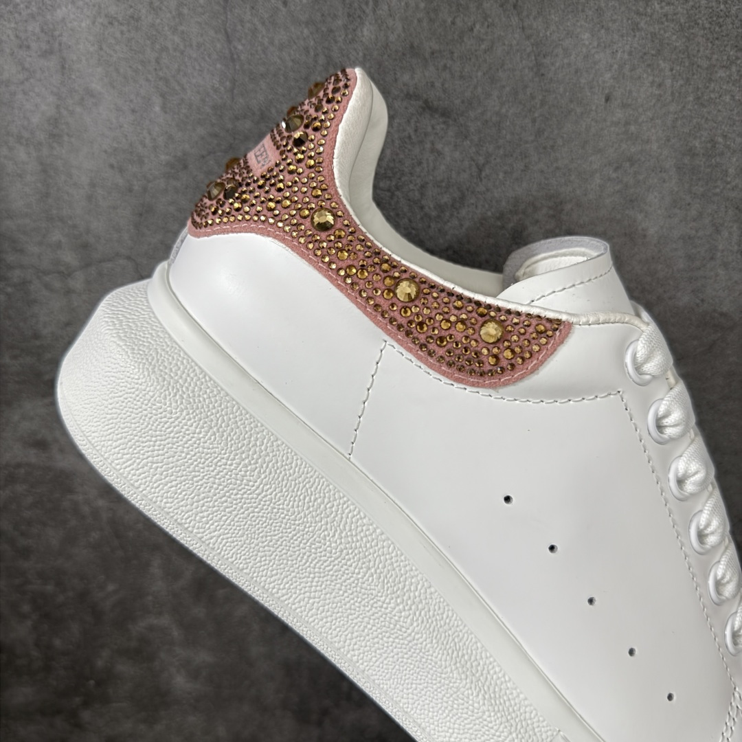 图片[7]-【HT纯原礼盒版】Alexander McQueen/亚历山大麦昆松糕鞋厚底增高小白鞋 香槟钻尾 全市场配色最齐(100+配色) 性价比最高 同价位品质无敌 进口丝绸亚光原版正品 水染羊皮内里 羊皮垫脚 回弹度到位 耐磨又舒适 鞋底厚4.5cm 全套原版包装 配件齐全 官方一致 凹凸定制正品原盒包装 右脚鞋舌嵌入防伪芯片装置 外盒鞋标官方二维码扫码+防伪芯片 尺码：35-40-选品中心