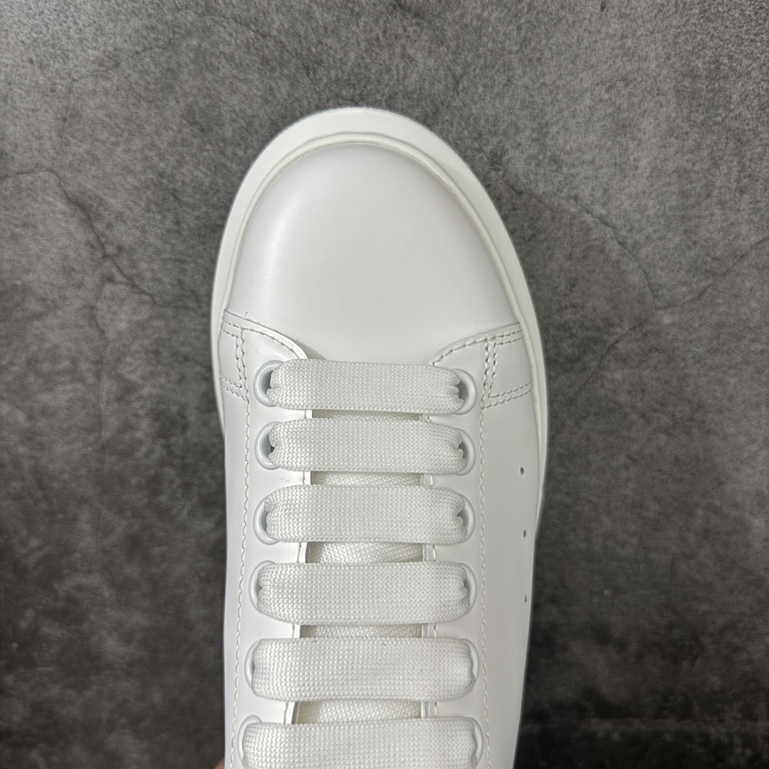 图片[5]-【HT纯原礼盒版】Alexander McQueen/亚历山大麦昆松糕鞋厚底增高小白鞋 香槟钻尾 全市场配色最齐(100+配色) 性价比最高 同价位品质无敌 进口丝绸亚光原版正品 水染羊皮内里 羊皮垫脚 回弹度到位 耐磨又舒适 鞋底厚4.5cm 全套原版包装 配件齐全 官方一致 凹凸定制正品原盒包装 右脚鞋舌嵌入防伪芯片装置 外盒鞋标官方二维码扫码+防伪芯片 尺码：35-40-选品中心