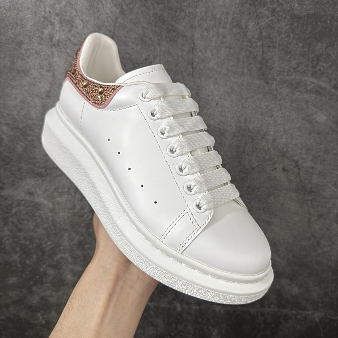 图片[3]-【HT纯原礼盒版】Alexander McQueen/亚历山大麦昆松糕鞋厚底增高小白鞋 香槟钻尾 全市场配色最齐(100+配色) 性价比最高 同价位品质无敌 进口丝绸亚光原版正品 水染羊皮内里 羊皮垫脚 回弹度到位 耐磨又舒适 鞋底厚4.5cm 全套原版包装 配件齐全 官方一致 凹凸定制正品原盒包装 右脚鞋舌嵌入防伪芯片装置 外盒鞋标官方二维码扫码+防伪芯片 尺码：35-40-选品中心