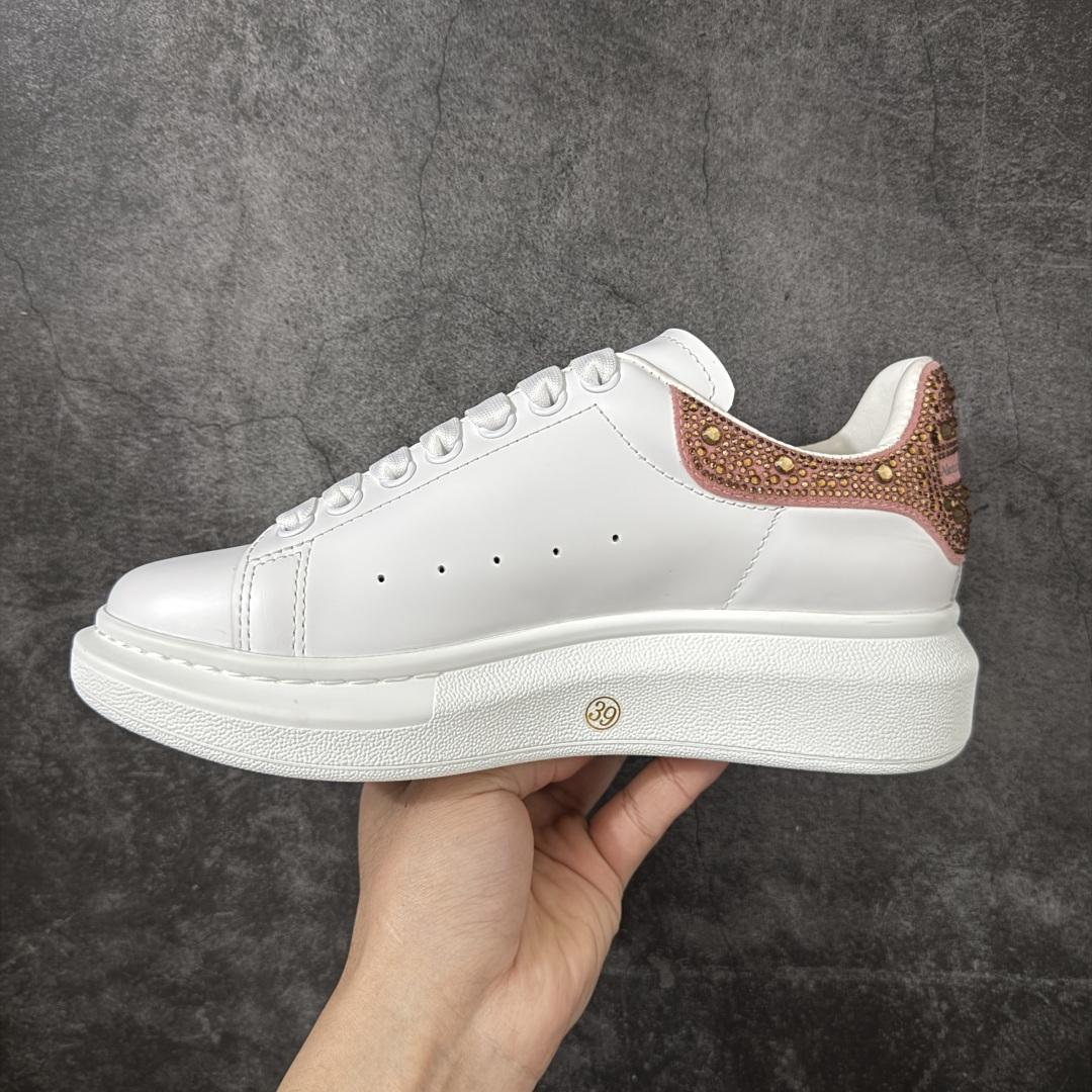 图片[2]-【HT纯原礼盒版】Alexander McQueen/亚历山大麦昆松糕鞋厚底增高小白鞋 香槟钻尾 全市场配色最齐(100+配色) 性价比最高 同价位品质无敌 进口丝绸亚光原版正品 水染羊皮内里 羊皮垫脚 回弹度到位 耐磨又舒适 鞋底厚4.5cm 全套原版包装 配件齐全 官方一致 凹凸定制正品原盒包装 右脚鞋舌嵌入防伪芯片装置 外盒鞋标官方二维码扫码+防伪芯片 尺码：35-40-选品中心