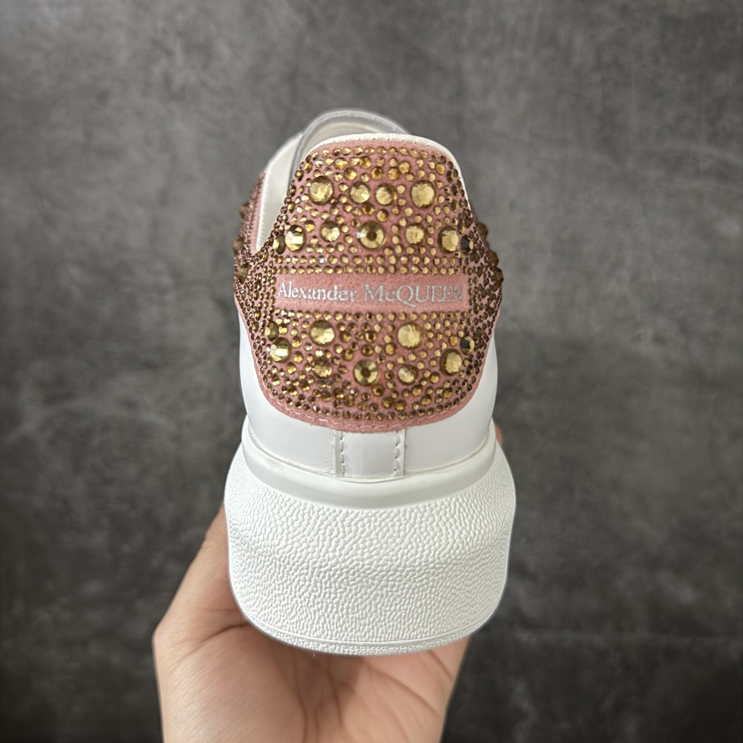 图片[4]-【HT纯原礼盒版】Alexander McQueen/亚历山大麦昆松糕鞋厚底增高小白鞋 香槟钻尾 全市场配色最齐(100+配色) 性价比最高 同价位品质无敌 进口丝绸亚光原版正品 水染羊皮内里 羊皮垫脚 回弹度到位 耐磨又舒适 鞋底厚4.5cm 全套原版包装 配件齐全 官方一致 凹凸定制正品原盒包装 右脚鞋舌嵌入防伪芯片装置 外盒鞋标官方二维码扫码+防伪芯片 尺码：35-40-选品中心