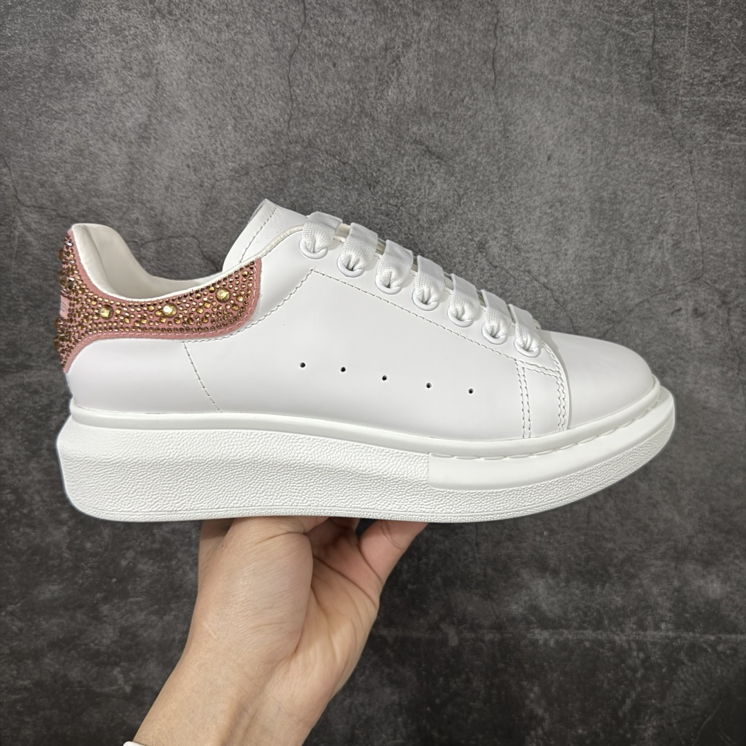 【HT纯原礼盒版】Alexander McQueen/亚历山大麦昆松糕鞋厚底增高小白鞋 香槟钻尾 全市场配色最齐(100+配色) 性价比最高 同价位品质无敌 进口丝绸亚光原版正品 水染羊皮内里 羊皮垫脚 回弹度到位 耐磨又舒适 鞋底厚4.5cm 全套原版包装 配件齐全 官方一致 凹凸定制正品原盒包装 右脚鞋舌嵌入防伪芯片装置 外盒鞋标官方二维码扫码+防伪芯片 尺码：35-40-选品中心