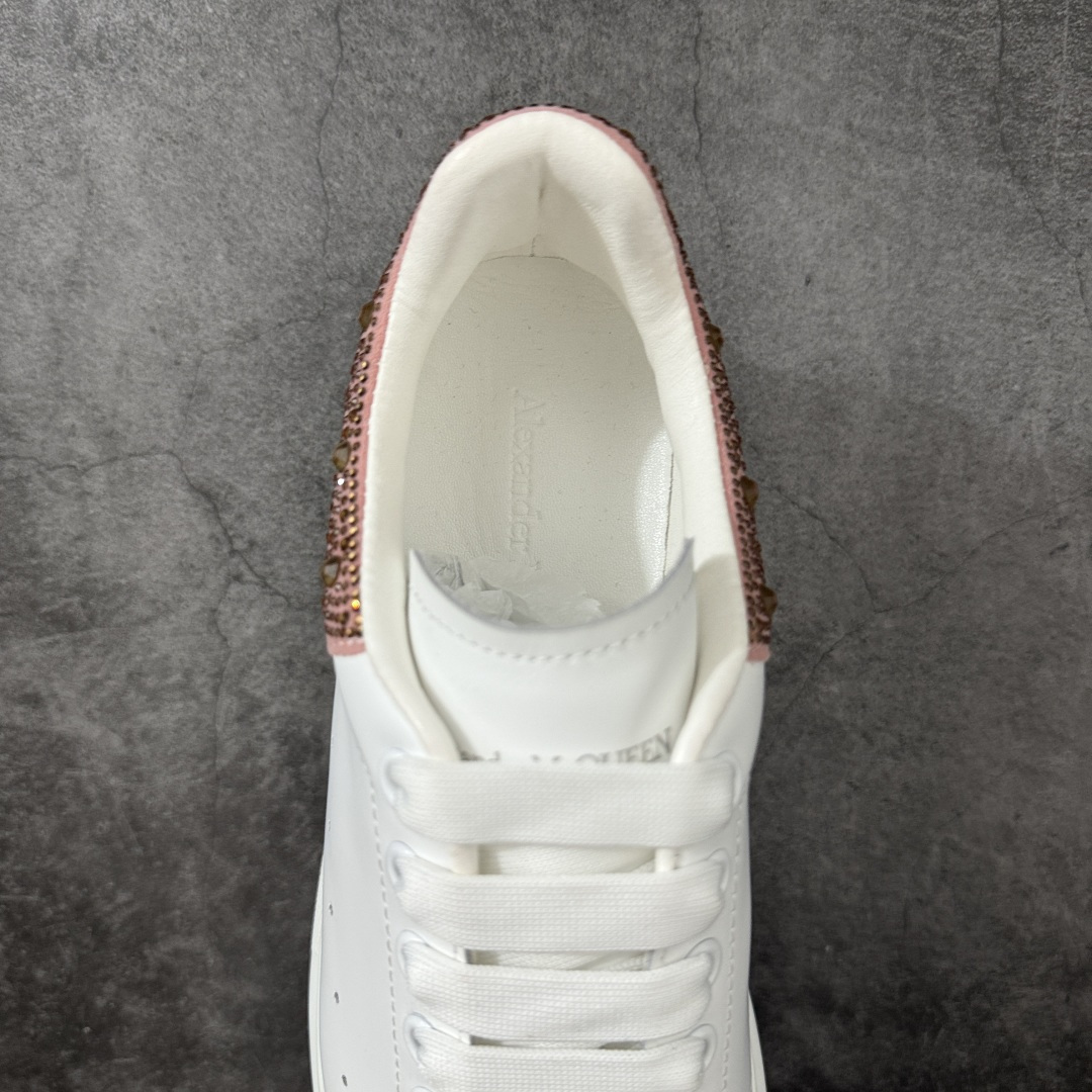 图片[8]-【HT纯原礼盒版】Alexander McQueen/亚历山大麦昆松糕鞋厚底增高小白鞋 香槟钻尾 全市场配色最齐(100+配色) 性价比最高 同价位品质无敌 进口丝绸亚光原版正品 水染羊皮内里 羊皮垫脚 回弹度到位 耐磨又舒适 鞋底厚4.5cm 全套原版包装 配件齐全 官方一致 凹凸定制正品原盒包装 右脚鞋舌嵌入防伪芯片装置 外盒鞋标官方二维码扫码+防伪芯片 尺码：35-40-选品中心