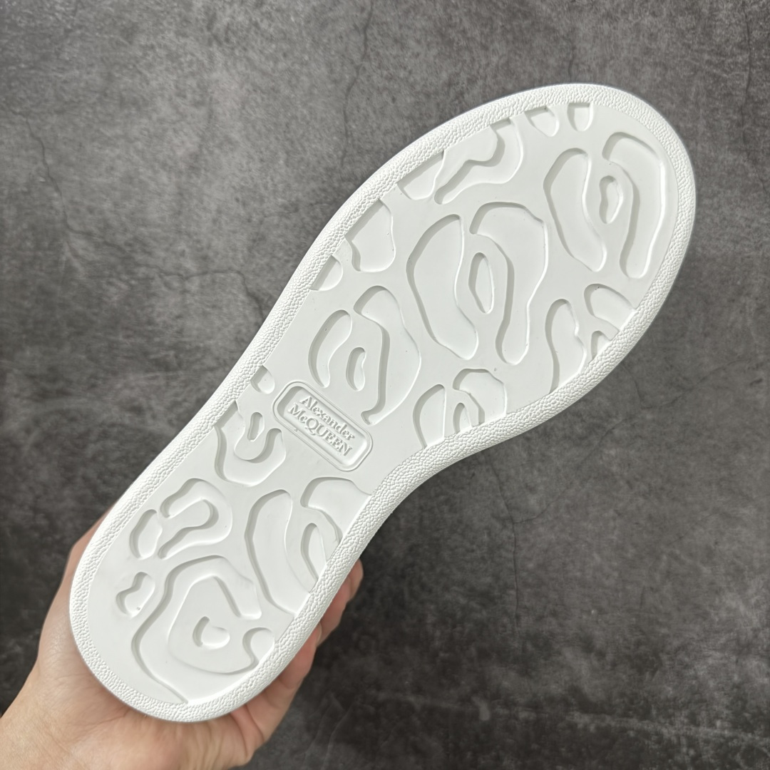 图片[9]-【HT纯原礼盒版】Alexander McQueen/亚历山大麦昆松糕鞋厚底增高小白鞋 香槟钻尾 全市场配色最齐(100+配色) 性价比最高 同价位品质无敌 进口丝绸亚光原版正品 水染羊皮内里 羊皮垫脚 回弹度到位 耐磨又舒适 鞋底厚4.5cm 全套原版包装 配件齐全 官方一致 凹凸定制正品原盒包装 右脚鞋舌嵌入防伪芯片装置 外盒鞋标官方二维码扫码+防伪芯片 尺码：35-40-选品中心