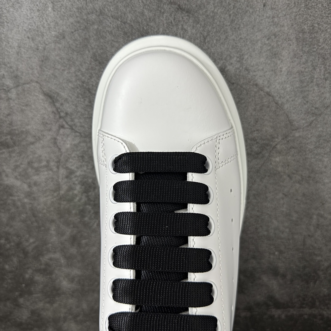 图片[5]-【HT纯原礼盒版】Alexander McQueen/亚历山大麦昆松糕鞋厚底增高小白鞋 黑钻尾 全市场配色最齐(100+配色) 性价比最高 同价位品质无敌 进口丝绸亚光原版正品 水染羊皮内里 羊皮垫脚 回弹度到位 耐磨又舒适 鞋底厚4.5cm 全套原版包装 配件齐全 官方一致 凹凸定制正品原盒包装 右脚鞋舌嵌入防伪芯片装置 外盒鞋标官方二维码扫码+防伪芯片 尺码：35-40-选品中心