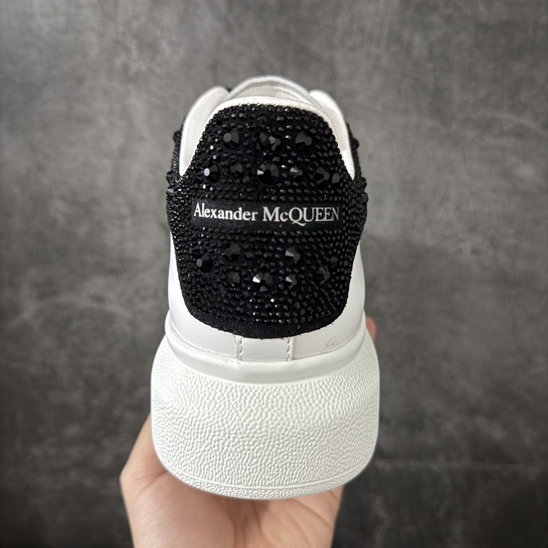 图片[4]-【HT纯原礼盒版】Alexander McQueen/亚历山大麦昆松糕鞋厚底增高小白鞋 黑钻尾 全市场配色最齐(100+配色) 性价比最高 同价位品质无敌 进口丝绸亚光原版正品 水染羊皮内里 羊皮垫脚 回弹度到位 耐磨又舒适 鞋底厚4.5cm 全套原版包装 配件齐全 官方一致 凹凸定制正品原盒包装 右脚鞋舌嵌入防伪芯片装置 外盒鞋标官方二维码扫码+防伪芯片 尺码：35-40-选品中心