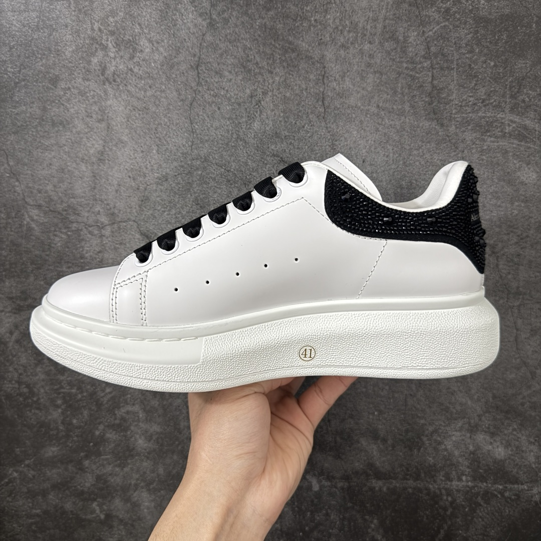 图片[2]-【HT纯原礼盒版】Alexander McQueen/亚历山大麦昆松糕鞋厚底增高小白鞋 黑钻尾 全市场配色最齐(100+配色) 性价比最高 同价位品质无敌 进口丝绸亚光原版正品 水染羊皮内里 羊皮垫脚 回弹度到位 耐磨又舒适 鞋底厚4.5cm 全套原版包装 配件齐全 官方一致 凹凸定制正品原盒包装 右脚鞋舌嵌入防伪芯片装置 外盒鞋标官方二维码扫码+防伪芯片 尺码：35-40-选品中心